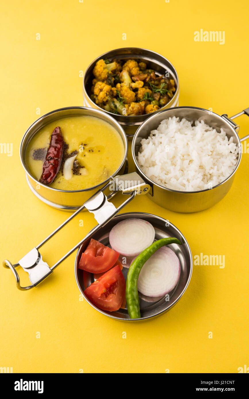 Acier inoxydable typique indien lunch box ou du nord de l'inde avec tiffin ou menu alimentaire maharashtrian comme chapati//roti, dal tadka, riz blanc et aloo / p Banque D'Images