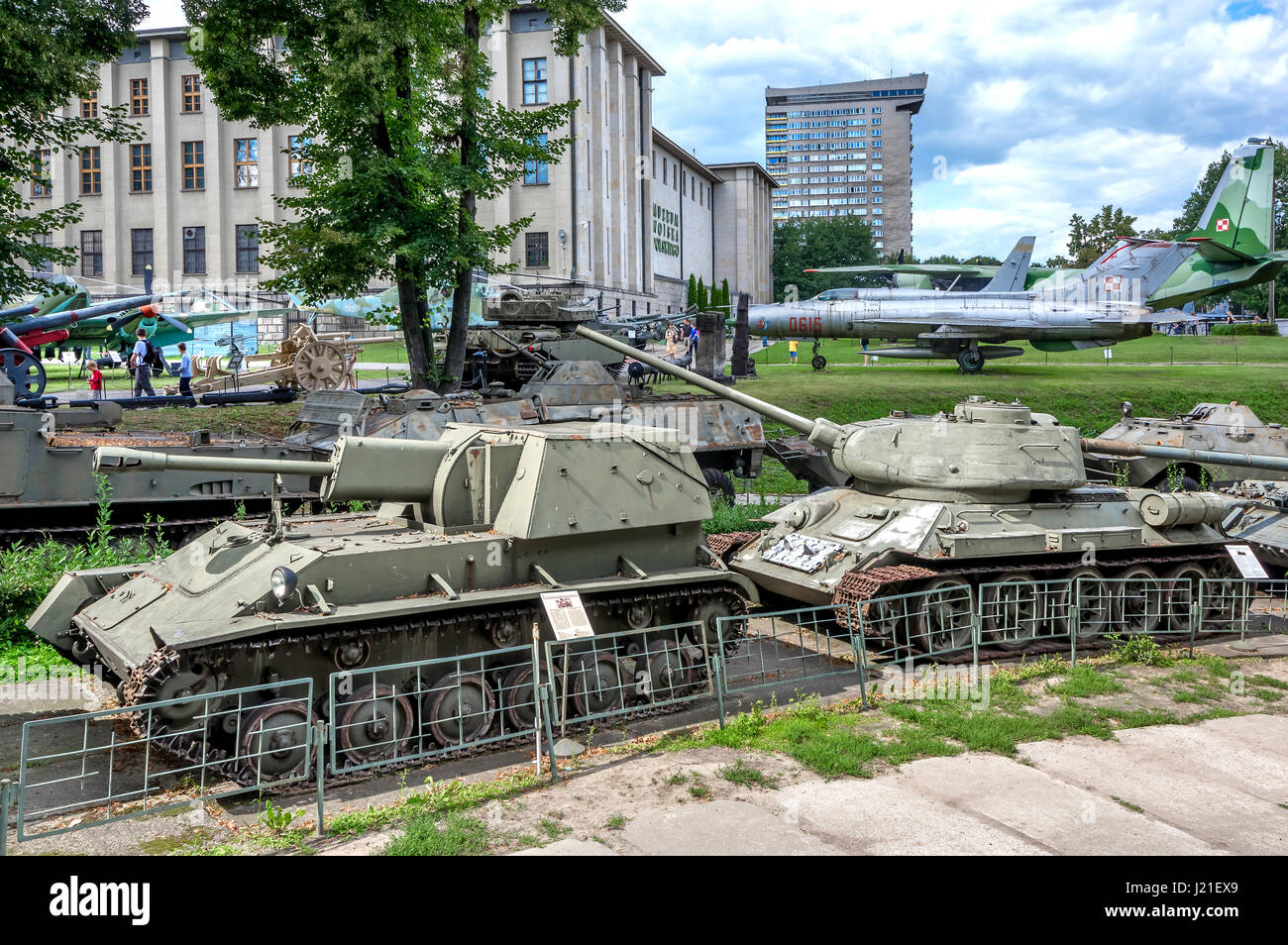 Fédération de SU-76M support d'infanterie canon automoteur avec le M-30 obusier 122 mm (L) et T-34/85 réservoir (R) - Musée de l'armée polonaise, Varsovie, Pologne Banque D'Images