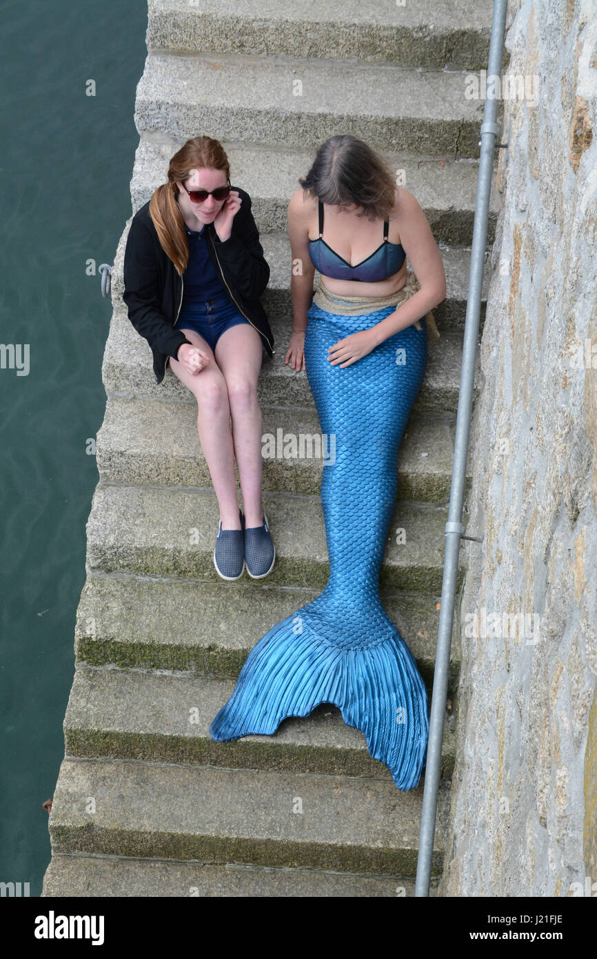 Porthleven, Cornwall, UK. 23 avril 2017. UK Weater. Un après-midi ensoleillé au festival des aliments de Porthleven. Les enfants étaient ravis quand une sirène à la nage le port pour les accueillir au bord de l'eau. Crédit : Simon Maycock/Alamy Live News Banque D'Images