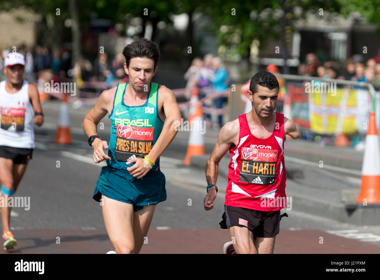 Londres, Royaume-Uni. 23 avril, 2017. Alex Pires da Silva (BRA) vainqueur et Abdelhadi El Harti (MAR) deuxième T45/T46 men's Virgin Money Marathon de Londres 2017, l'Autoroute, London, UK.23 avril 2017. Crédit : Simon Balson/Alamy Live News Banque D'Images