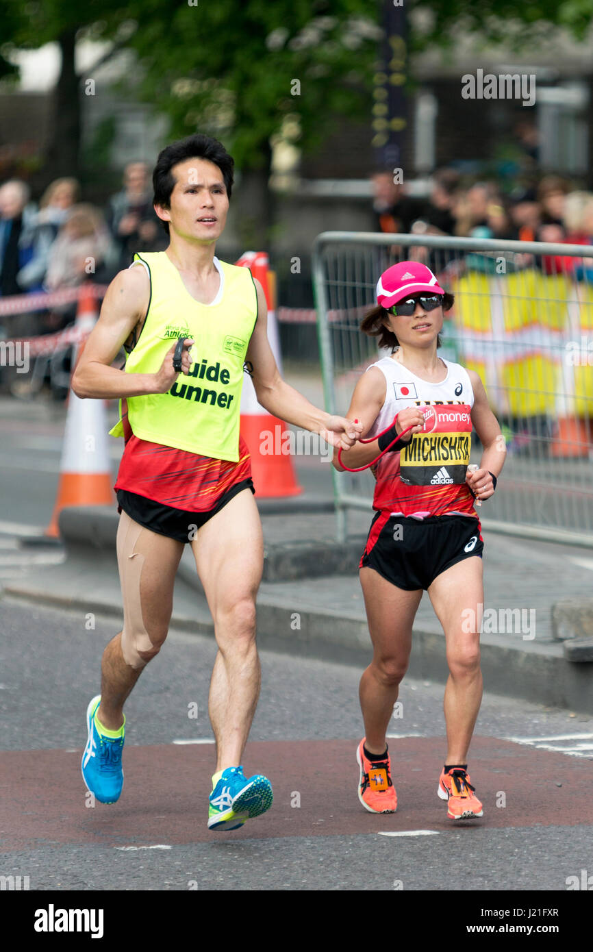 Londres, Royaume-Uni. 23 avril, 2017. Misato Michishita (JPN) vainqueur du 2017 T11/T12 Women's Virgin Money Marathon de Londres 2017, l'Autoroute, Londres, Royaume-Uni. 23 avril 2017. Crédit : Simon Balson/Alamy Live News Banque D'Images