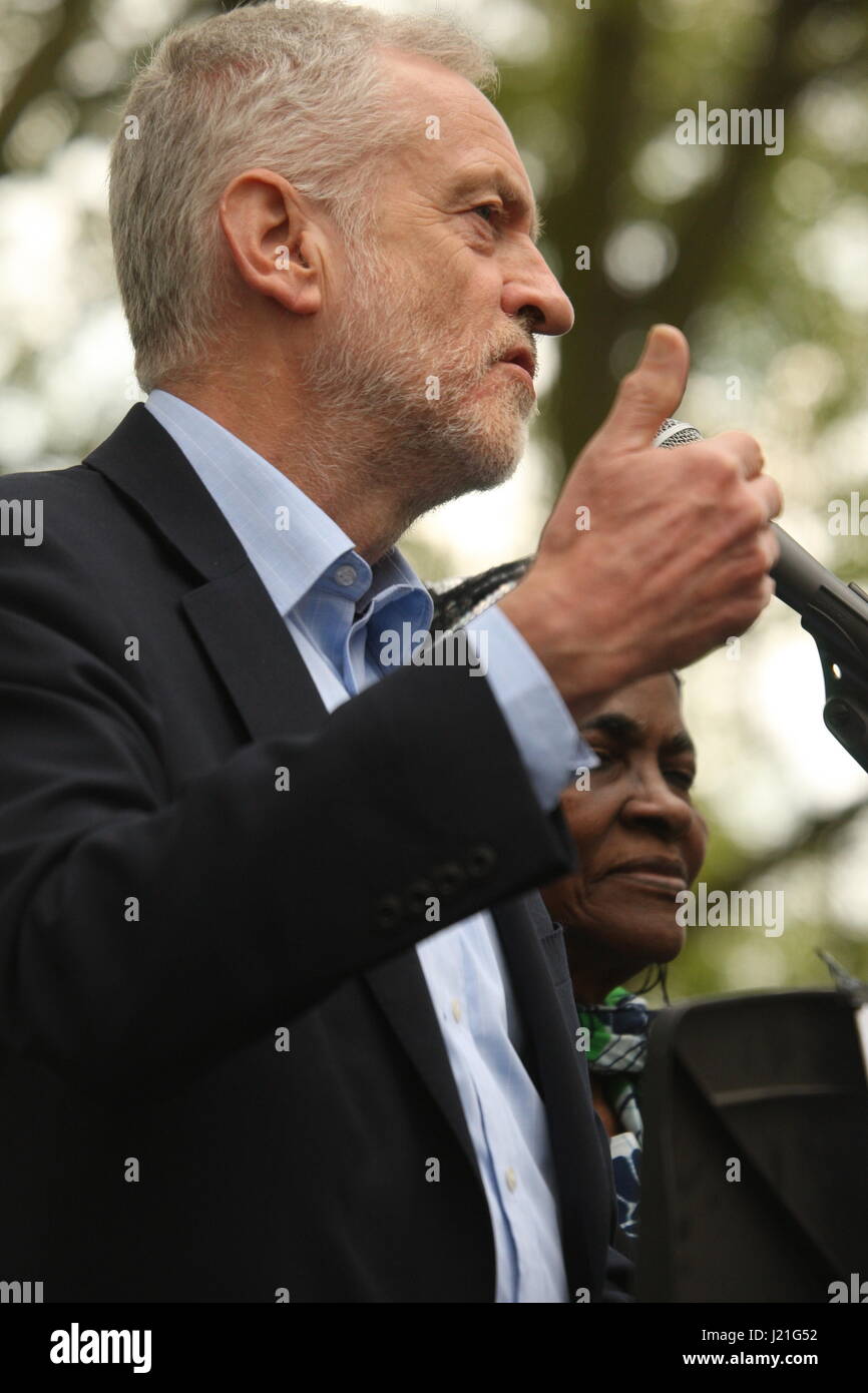 Londres, Royaume-Uni. 23 avril, 2017. La chef du Parti du travail, Jeremy Corbyn parle lors d'un événement 'Celebration' Diversité Haringey a tenu à marquer le 40e anniversaire d'une protestation qui a bloqué le Front National dans la région. Roland Ravenhill/ Alamy Live News Banque D'Images