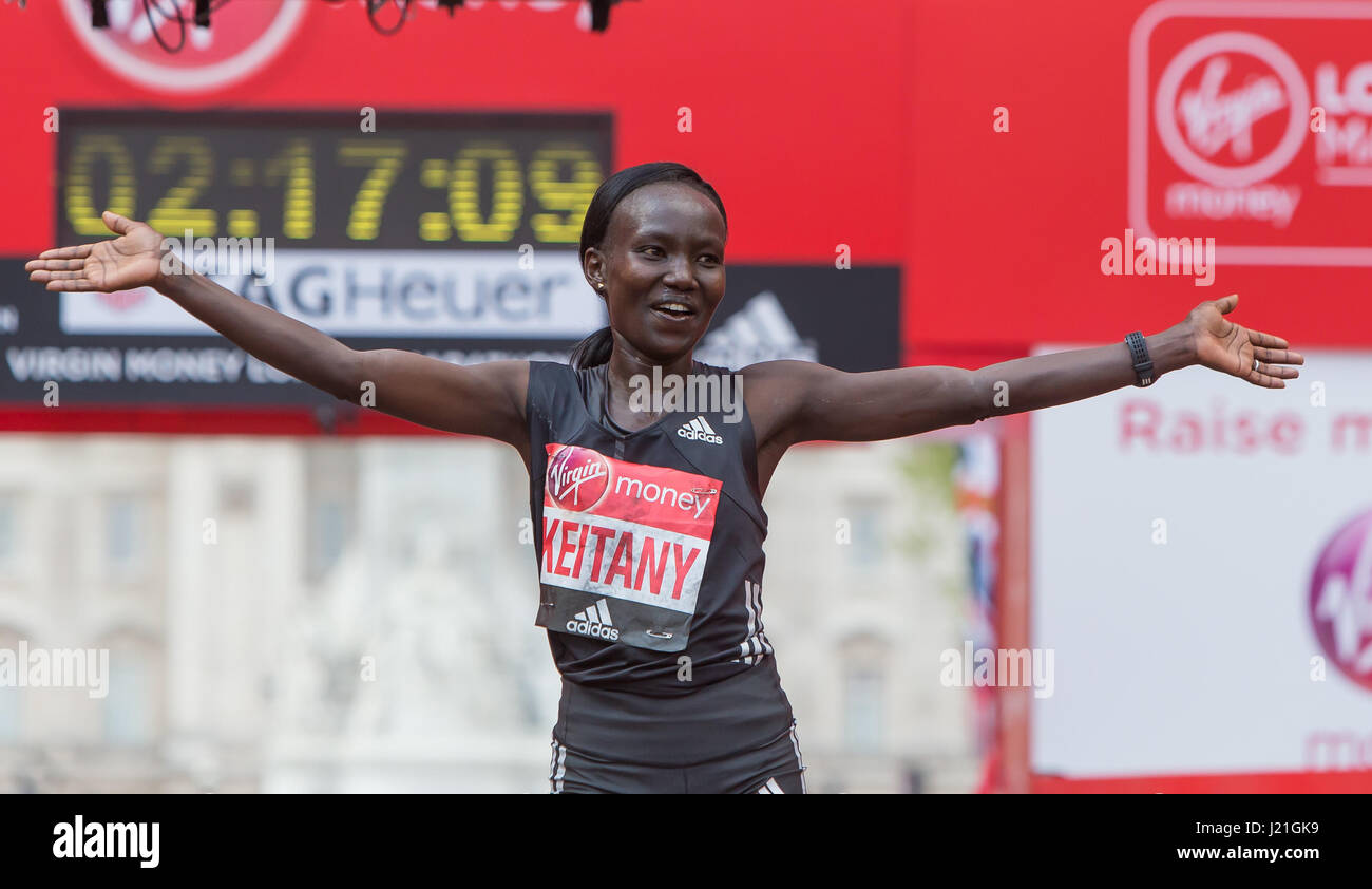 Londres, Grande-Bretagne. Apr 23, 2017. Mary Keitany gagnant élite femmes du Kenya célèbre après avoir remporté le marathon de Londres pour femmes en un temps record à Londres, Grande-Bretagne, le 23 avril 2017. Crédit : Richard Washbrooke/Xinhua/Alamy Live News Banque D'Images