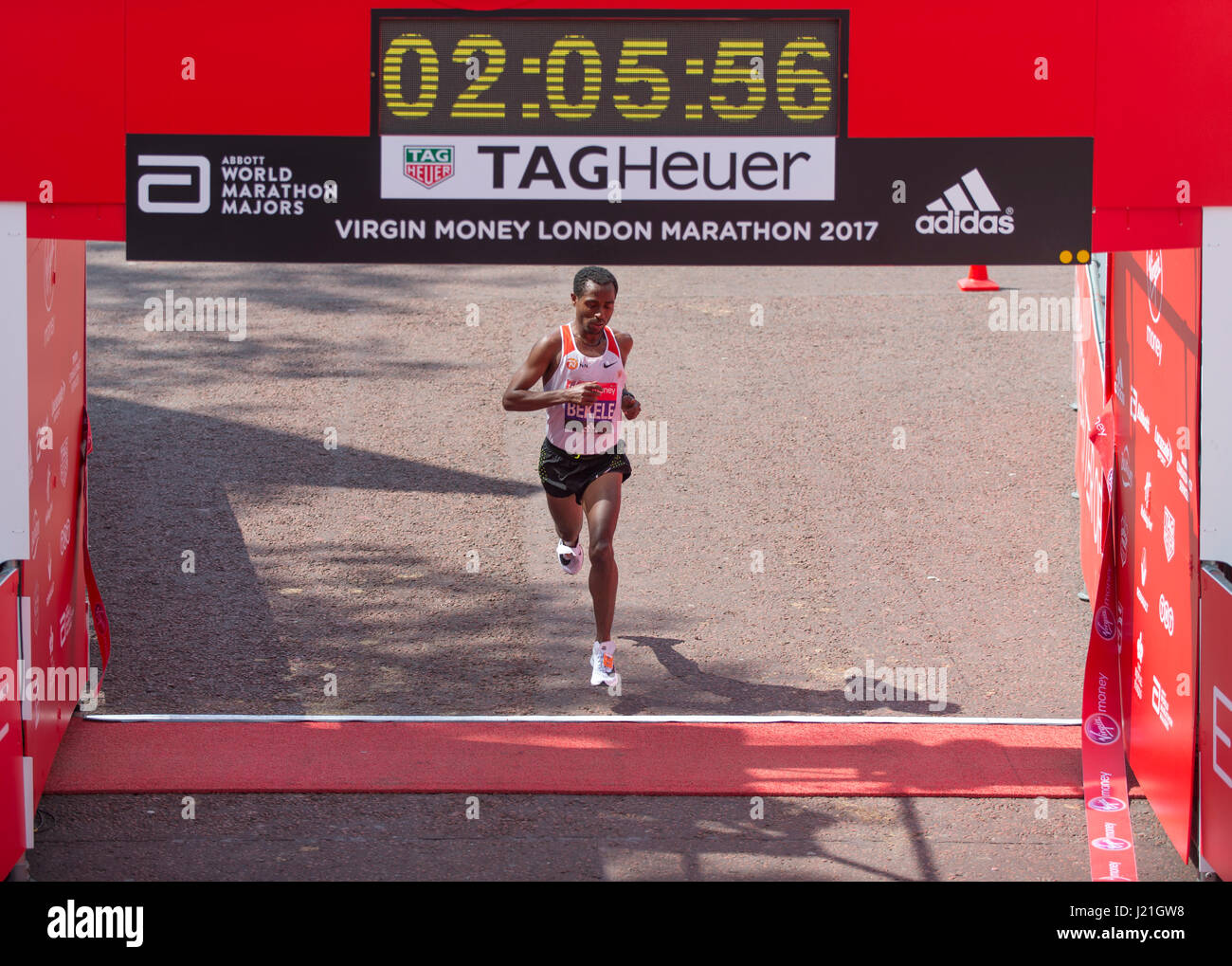 Le Mall, Londres, Royaume-Uni. 23 avril, 2017. Deuxième place pour Hommes élite Kenenisa Bekele (Ethiopie) franchit la ligne, le Virgin Money 2017 Marathon de Londres. Credit : Malcolm Park/Alamy Live News. Banque D'Images