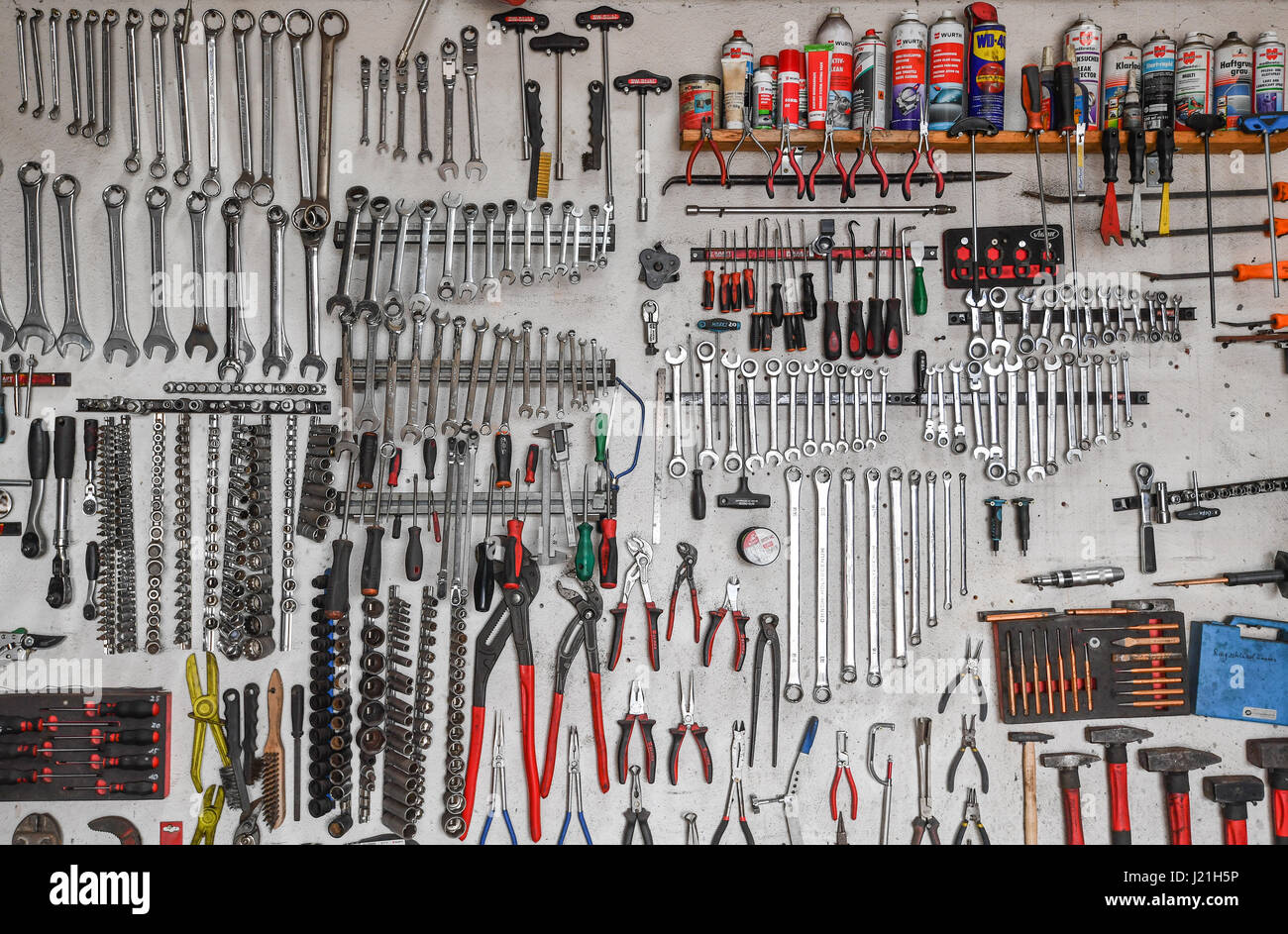 Tools sont soigneusement disposées sur un mur dans un atelier de réparation de voiture à Treplin, Allemagne, 21 avril 2017. Photo : Patrick Pleul/dpa-Zentralbild/ZB Banque D'Images