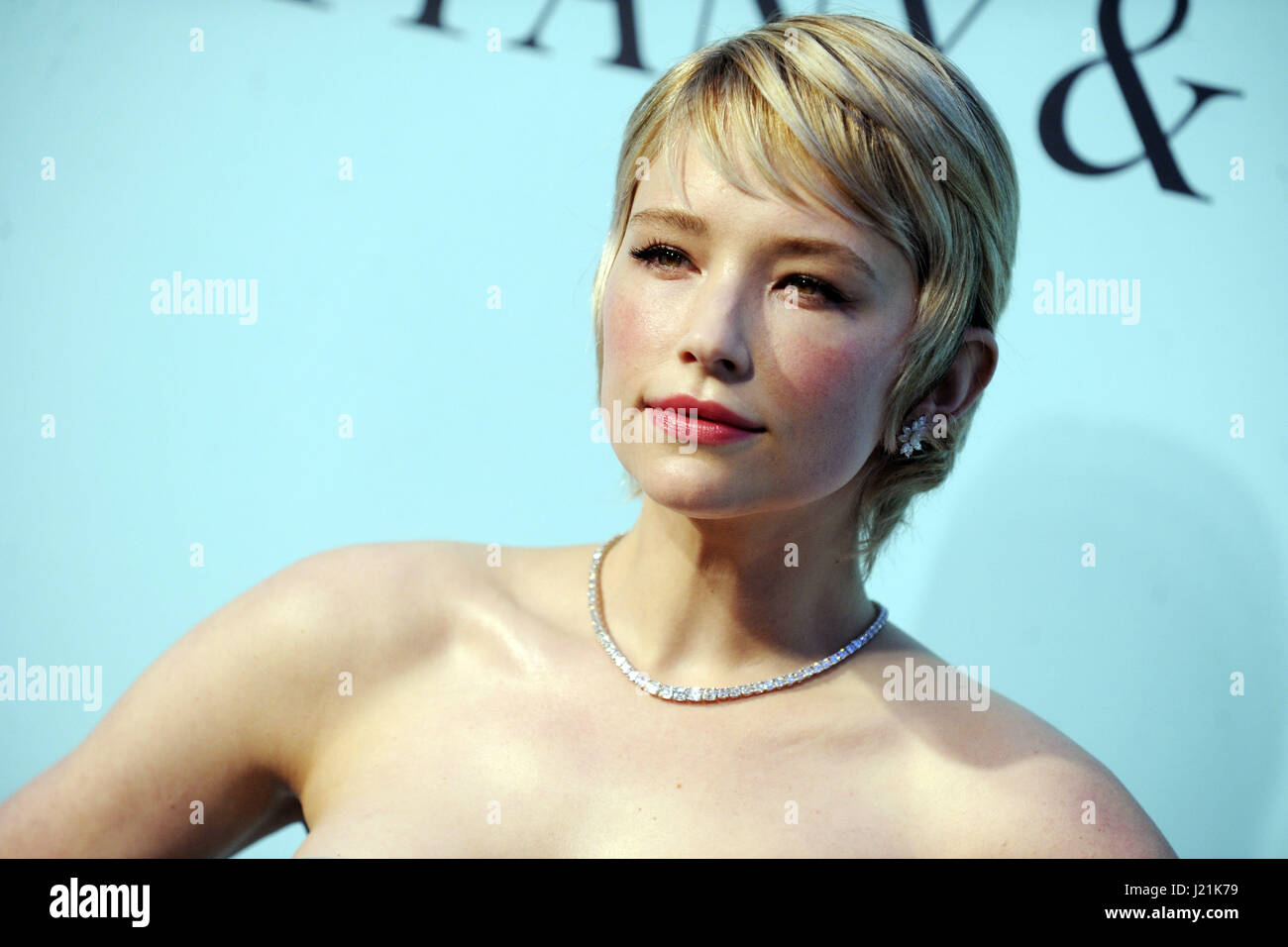 Haley Bennett assiste à Tiffany & Co célèbre le livre bleu 2017 Collection at St Ann's Warehouse le 21 avril 2017 à New York. Dans le monde d'utilisation | Banque D'Images