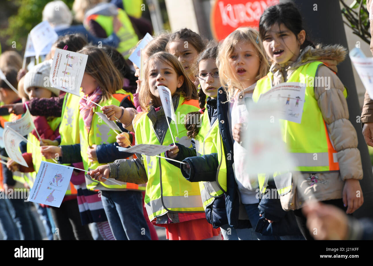 Les élèves ont participé à un rassemblement à Frankfurt am Main, Allemagne, 21 avril 2017. Quelque 2 500 élèves, enseignants et parents ont formé une chaîne humaine à travers le quartier de Nordend dans le but de freiner la conduite dangereuse. Une initiative composée de représentants des parents des 5 écoles primaires et des commissaires de l'enfance avait appelé à la manifestation, d'autres exigeant des contrôles de la circulation et l'élimination de zones particulièrement périlleuse. Photo : Arne Dedert/dpa Banque D'Images