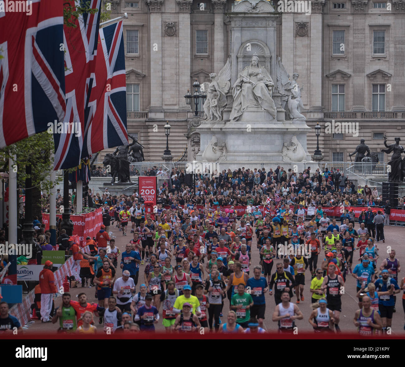 Londres, Royaume-Uni. 23 avril, 2017.Les coureurs descendent de la galerie marchande de la Vierge de l'argent Crédit Marathon : Ian Davidson/Alamy Live News Banque D'Images