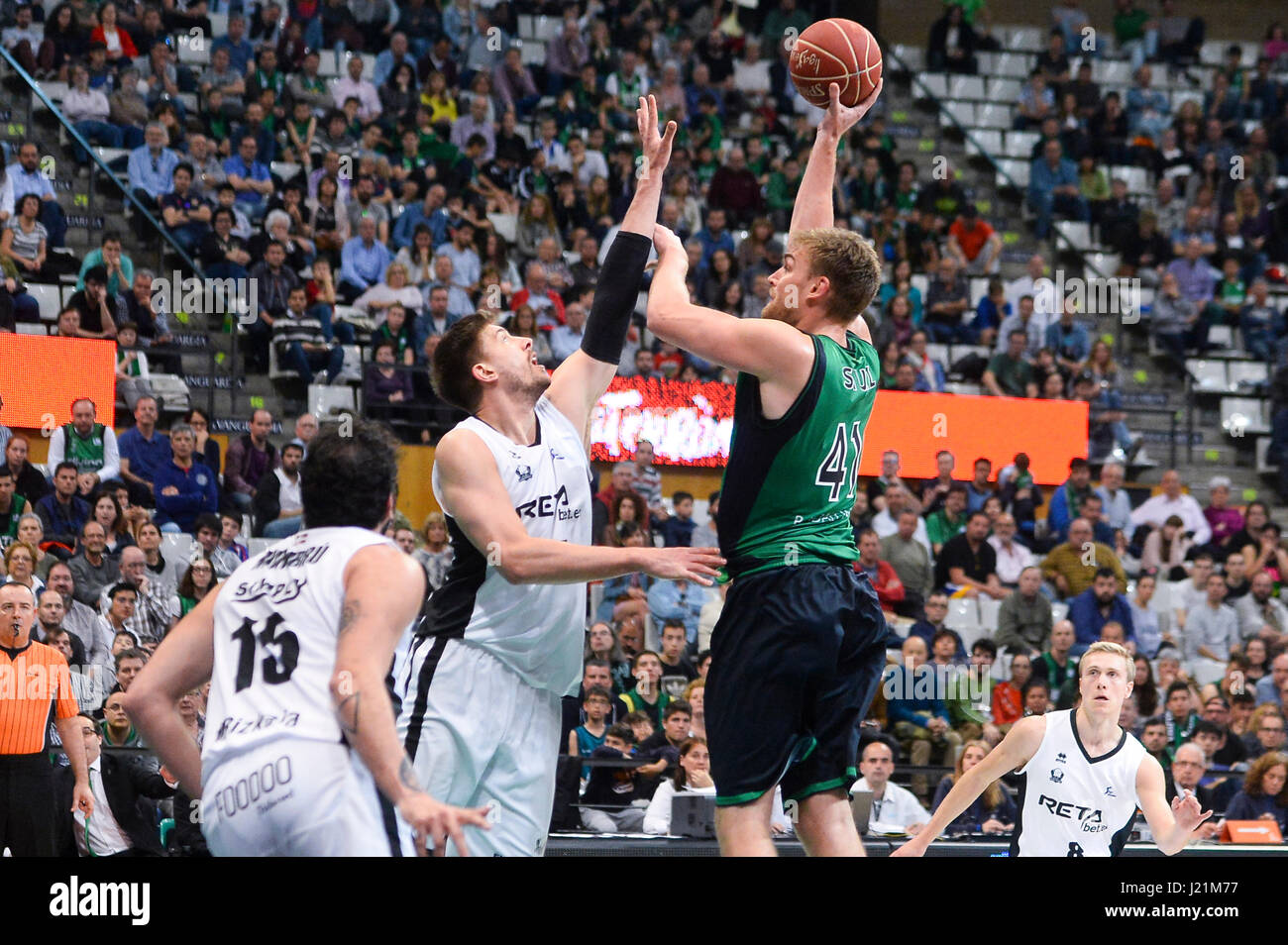 Badalona, Espagne. 23 avril, 2017. Garrett Stutz essayer de marquer contre Ivan Buva pendant un match entre 'Divina Seguros Joventut' et 'Retabet Bilbao panier" de la ligue de basket-ball espagnol de l'ACB. Crédit : David Grau/Alamy Live News. Banque D'Images