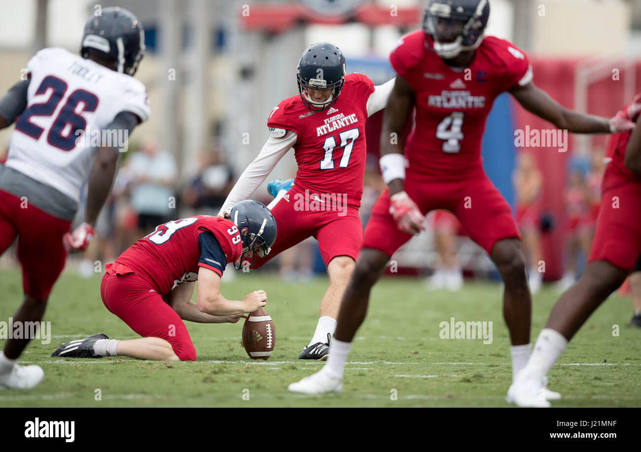 Boca Raton, Floride, USA. Apr 23, 2017. Shelly-ann Fraser FAU Greg Joseph (17) se connecte sur un 50-yard fieldgoal tenter au cours de la Florida Atlantic University hiboux mêlée de printemps jeu de football à Boca Raton, Floride le 22 avril 2017. Credit : Allen Eyestone/Le Palm Beach Post/ZUMA/Alamy Fil Live News Banque D'Images