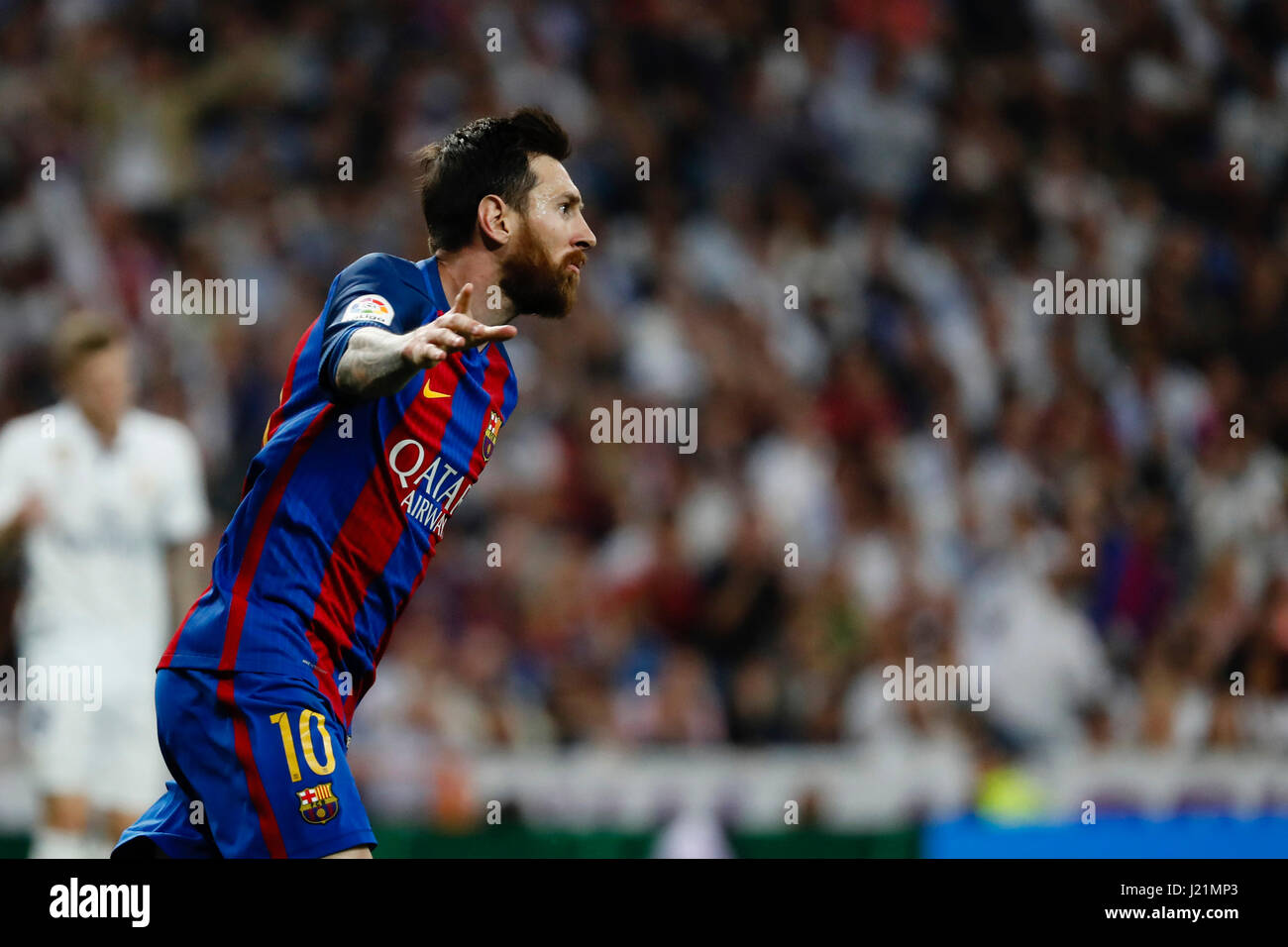 Lionel Andrés Messi (10) joueur du FC Barcelone célèbre l (1,1) après avoir marqué le but de son équipe. La Liga entre le Real Madrid vs FC Barcelone au Santiago Bernabeu à Madrid, Espagne, le 23 avril 2017 . Banque D'Images