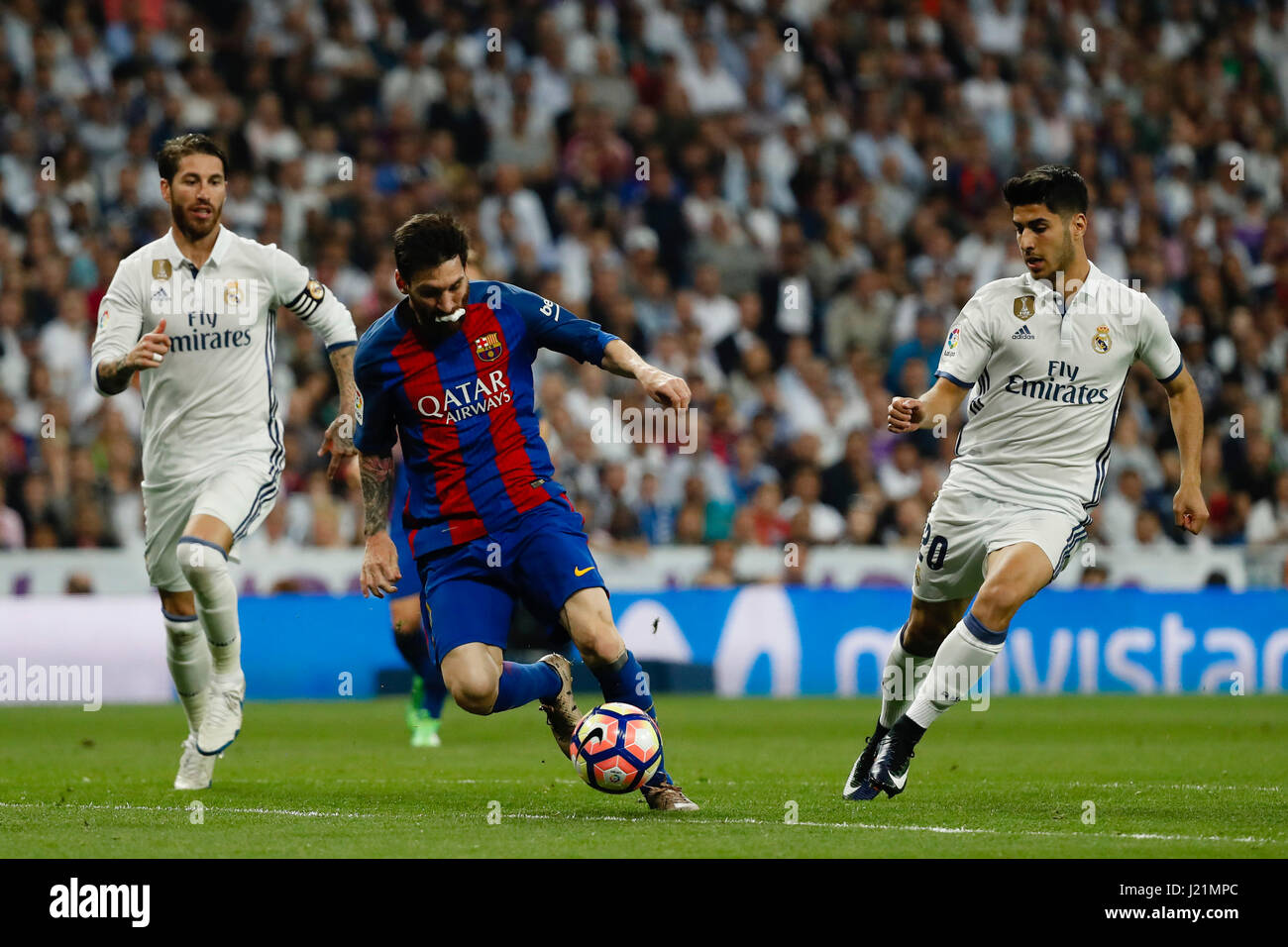 Marco Asensio Willmsen (20) joueur du Real Madrid. Lionel Andrés Messi (10) joueur du FC Barcelone.La Liga entre le Real Madrid vs FC Barcelone au Santiago Bernabeu à Madrid, Espagne, le 23 avril 2017 . Banque D'Images