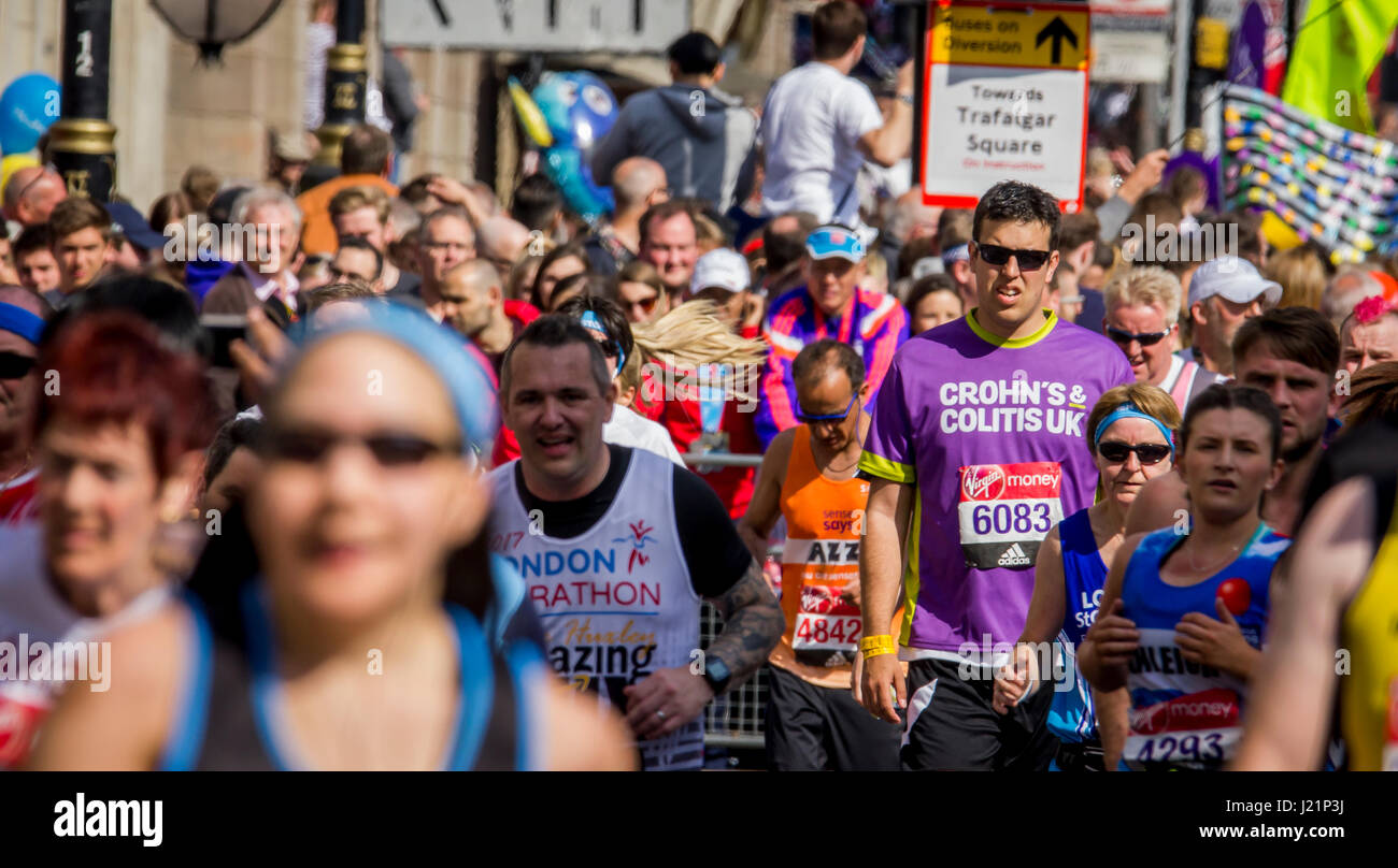 St Jame's Park, Londres, UK. 23 avr, 2017. Des milliers de personnes prennent part à la 37e marathon de Londres : crédit Alan Fraser/Alamy live news Banque D'Images
