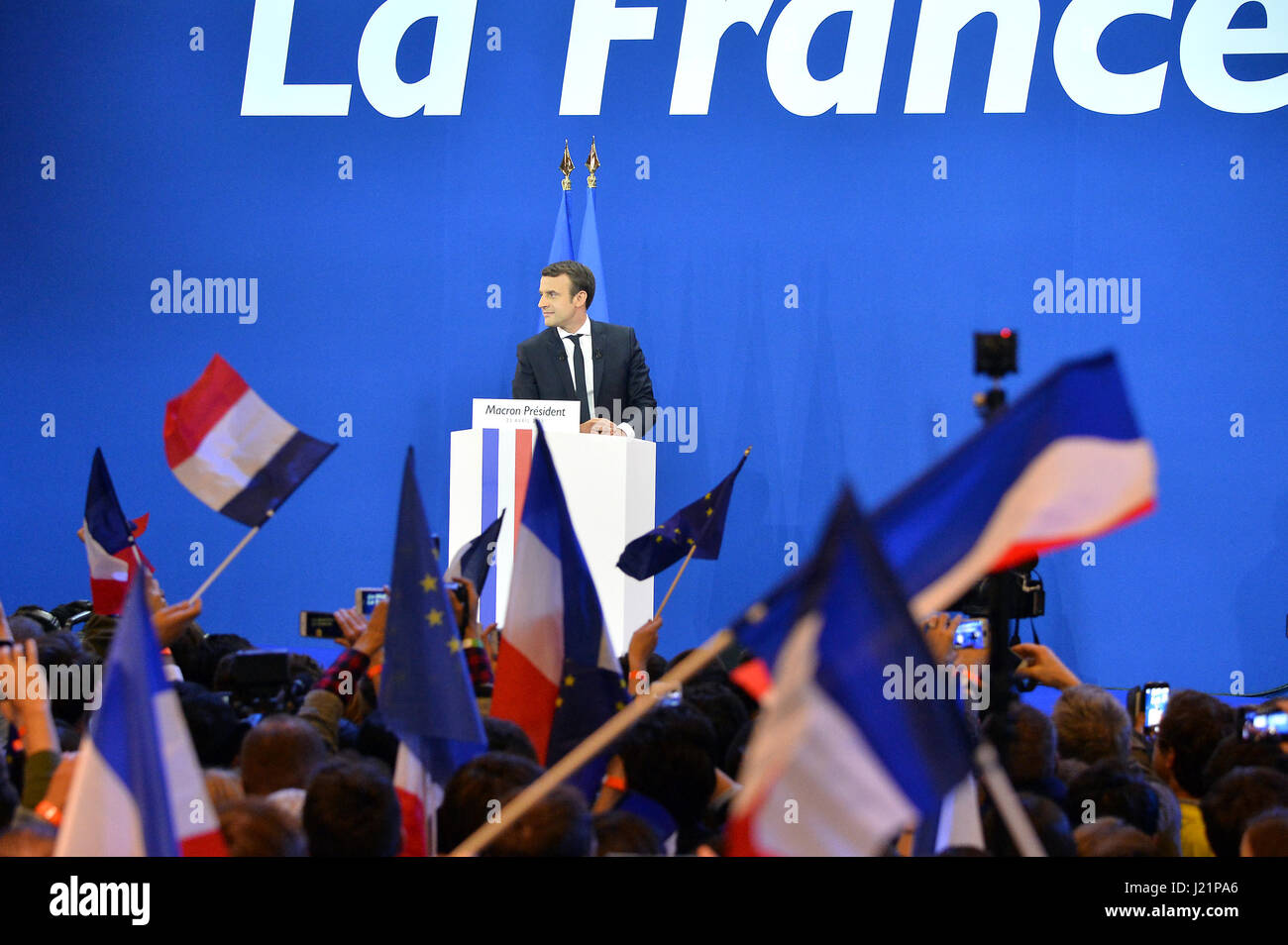 Paris, France. 23 avril, 2017. Emmanuel Macron, candidat à la présidentielle française en mouvement (en marche), prononce un discours lors d'un rassemblement après le premier tour de l'élection présidentielle française, à Paris, France le 23 avril 2017. Candidat centriste et ancien ministre de l'économie Emmanuel Macron et candidat d'extrême-droite Marine Le Pen le dimanche est arrivé en tête au premier tour de l'élection présidentielle française, selon les prévisions des organismes de sondage et des résultats partiels. Source : Xinhua/Alamy Live News Banque D'Images