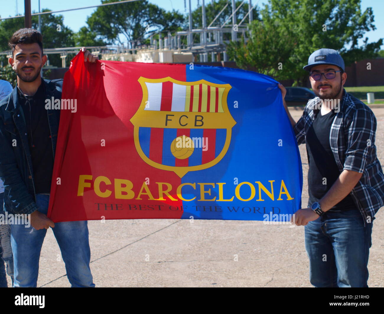 Dallas, USA, 23 avril 2017. Un wagon chargé de Highland Lake les élèves sont heureux et excité dans la victoire du FC Barcelone sur le Real Madrid todayt 3-2. Ils ont voulu afficher leurs drapeaux pour l'appareil photo. Credit : dallaspaparazzo/Alamy Live News Banque D'Images