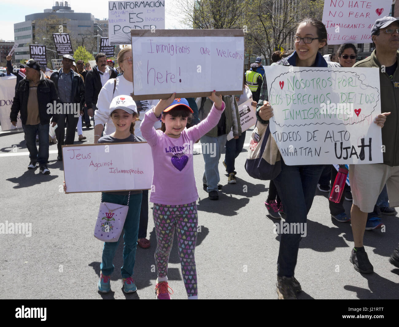 New York City NY, USA. Apr 23, 2017. Des centaines de manifestants se sont réunis à Harlem de rallye et de mars W.145Th St. à Inwood dans le secteur Est de mars pour les immigrants. Les manifestants ont exigé une fin à la détention et les expulsions, la collaboration entre la glace et la police locale, la séparation des familles, l'interdiction musulmane, le mur, et la criminalisation des immigrés. Credit : Ethel Wolvovitz/Alamy Live News Banque D'Images