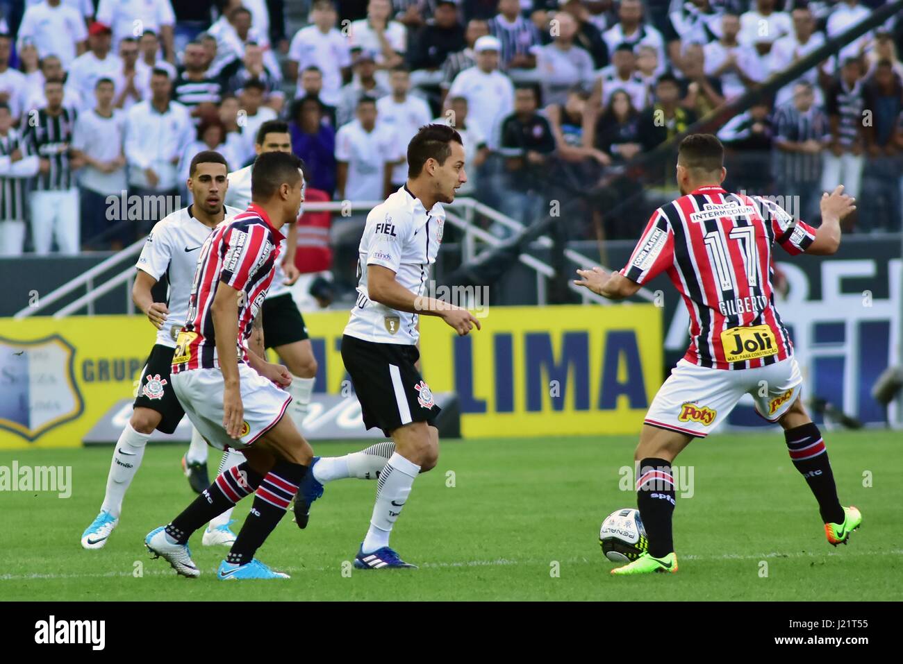 SÃO PAULO, SP - 23.04.2017 - CORINTHIENS-SÃO PAULO - Rodriguinho n'Corinthiens e Gilberto do São Paulo, durante partida válida pela jogo de volta da Campeonato Paulista, demi-finale n'realizado na Arena Itaquera, zona leste de São Paulo, na tarde deste Domingo, 23.(Photo : EDUARDO CARMIM/BRÉSIL PHOTO PRESSE) Banque D'Images