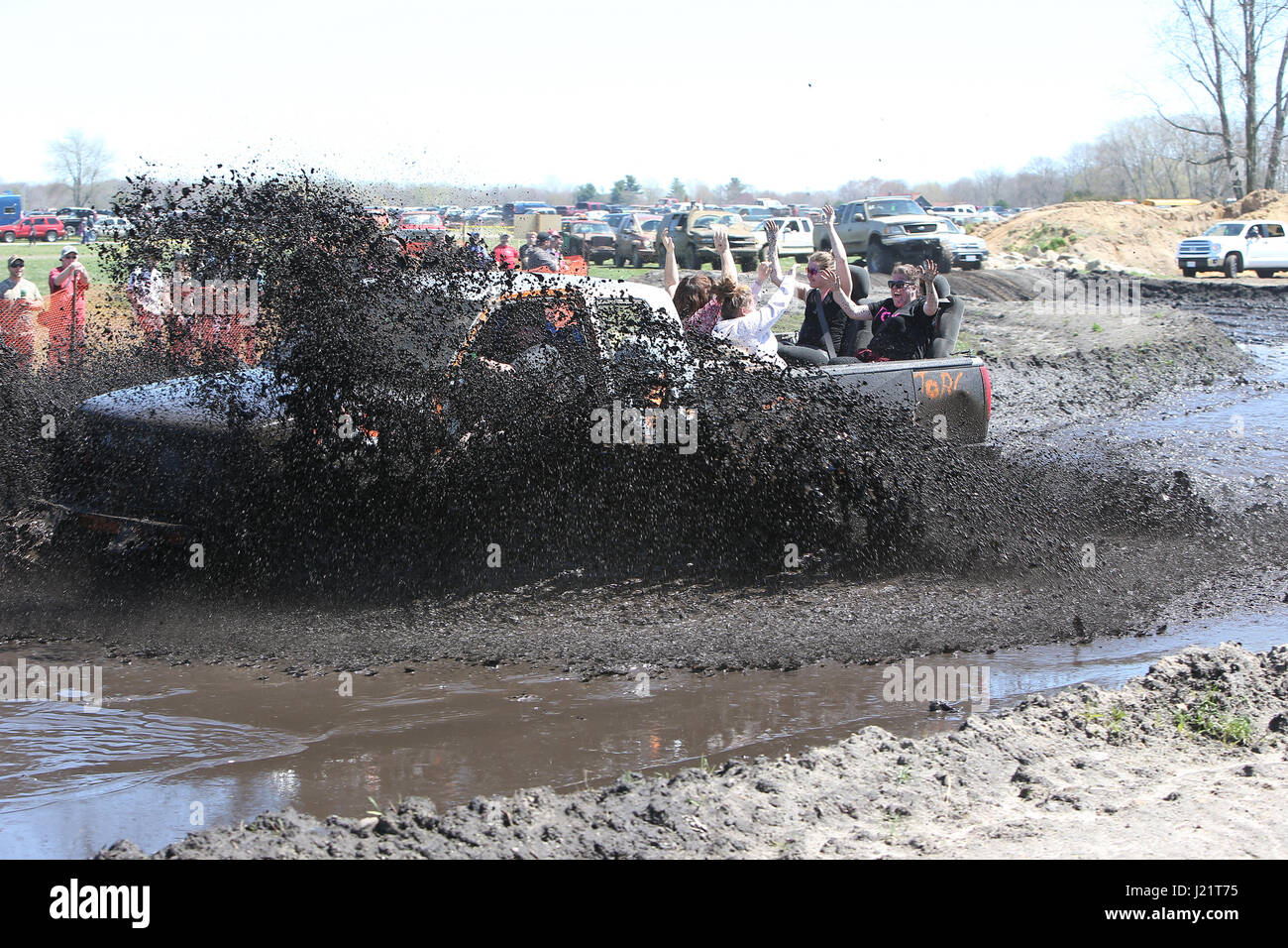 Courtland, Canada. Apr 23, 2017. Les fans du boue dirigée à l'Gopher Dunes  à Norfolk (Ontario) aujourd'hui. La voie était constituée de 5 puits de  boue, 2 fosses de rock et une