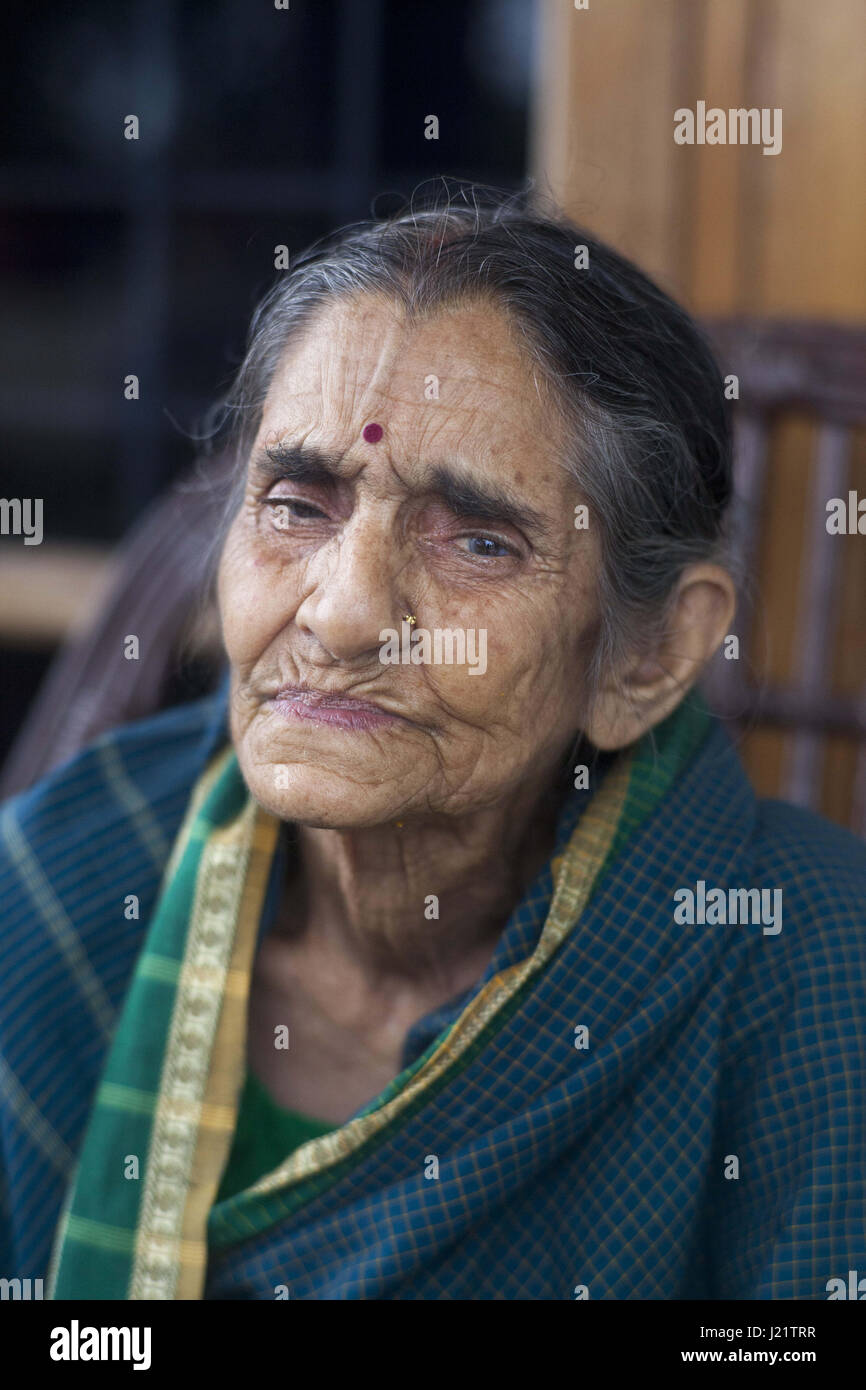 Dehradun, Uttarakhand, Inde. 30 juillet, 2016. 30 juillet 2016 - Dehradun, INDE.Vimala Devi l'épouse de Sunderlal Bahuguna, le monde célèbre environnementaliste indien & Fondateur de le mouvement Chipko. Credit : Subhash Sharma/ZUMA/Alamy Fil Live News Banque D'Images