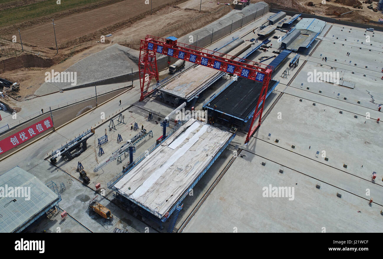 Yinchuan. Apr 21, 2017. Photo prise le 21 avril 2017 montre la construction de l'emplacement de décisions pour les poutres préfabriquées en Yinchuan-Xi'un train à grande vitesse dans le nord-ouest de la Chine, région autonome du Ningxia Hui. Les 618 km de la grande vitesse ferroviaire, qui relie Yinchuan, capitale de Ningxia, et Xi'an, capitale de la Province chinoise de Shaanxi sud-ouest, l'ouverture est prévue pour 2020. Credit : Wang Peng/Xinhua/Alamy Live News Banque D'Images