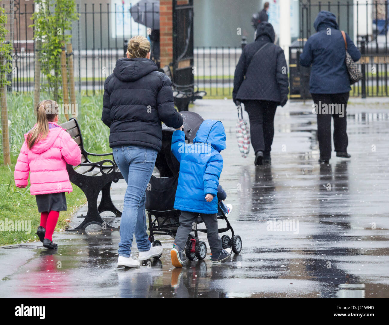 Retour à l'école. Enfants se dirigeant à l'école sous la pluie. ROYAUME-UNI Banque D'Images