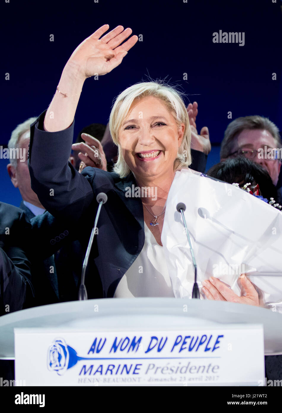 Henin-Beaumont, France. Apr 23, 2017. Le candidat présidentiel du Front National, Marine Le Pen, reçoit des ovations de ses partisans après le premier tour de l'élection, à Henin-Beaumont, France, 23 avril 2017. Photo : Kay Nietfeld/dpa/Alamy Live News Banque D'Images