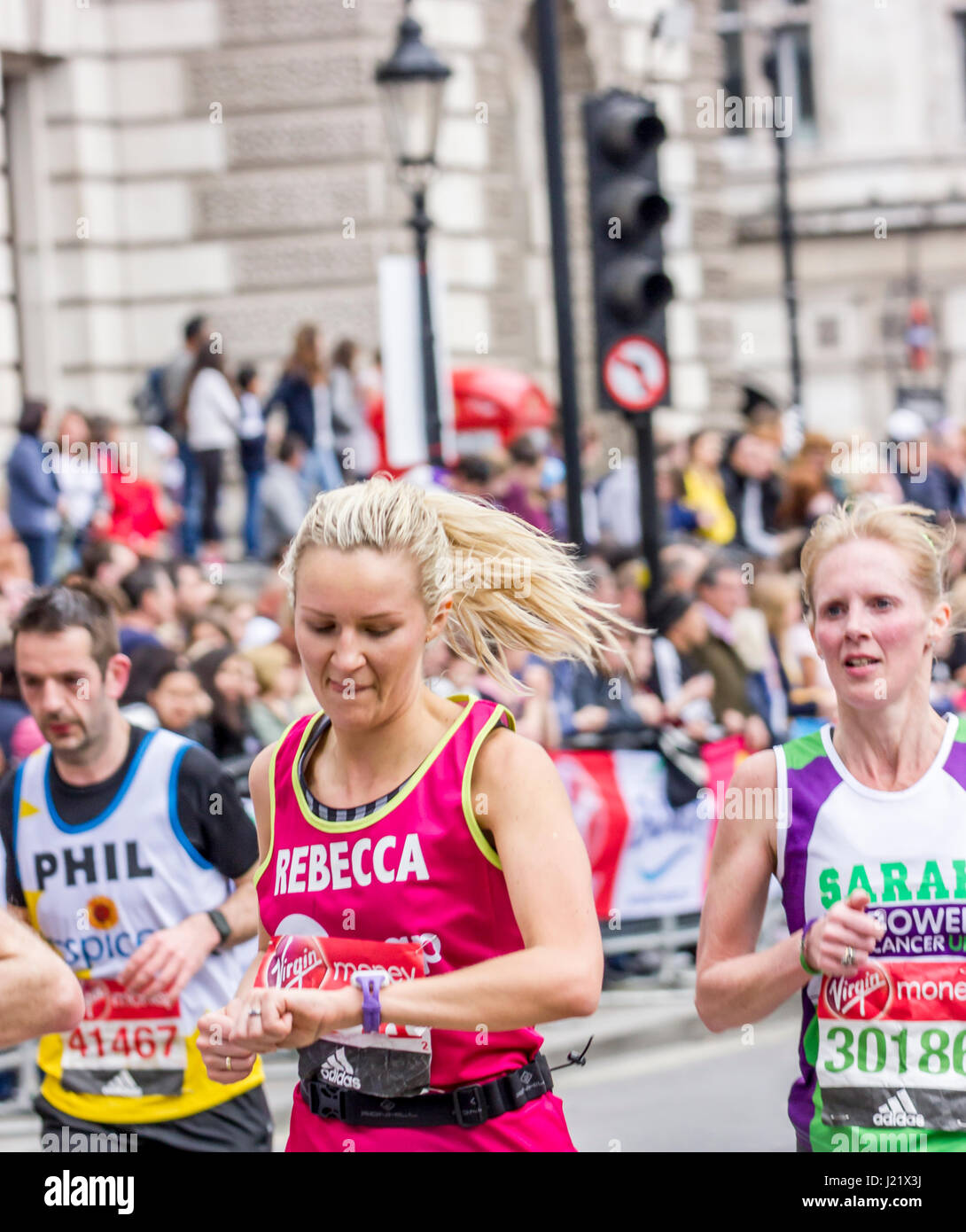 St James' Park, Londres, UK. 23 avr, 2017. Des milliers de personnes prennent part à la 37e marathon de Londres : crédit Alan Fraser/Alamy live news Banque D'Images