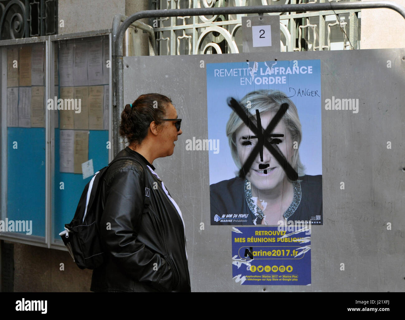 Montreuil, Paris. Apr 23, 2017. Affiches de campagne électorale griffonné avec les candidats à l'élection présidentielle Marine Le Pen à Montreuil, Paris, France, le 23 avril 2017. Photo : CTK Vlachos Remy/Photo/Alamy Live News Banque D'Images