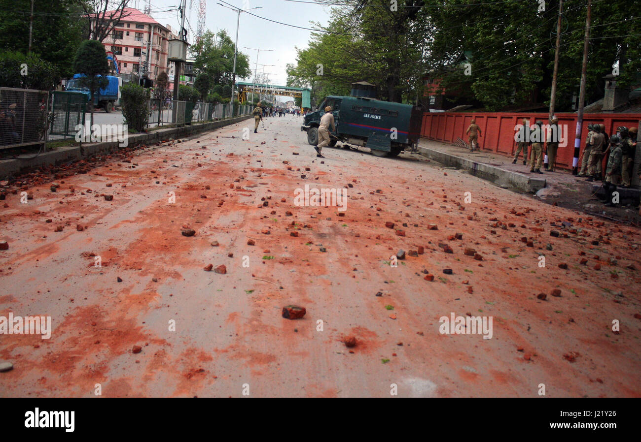 Srinagar, Cachemire sous administration indienne. 24 avril, 2017.police indienne ont jeté des pierres retour à l'ordre au peuple cachemirien .manifestants étudiants en conflit avec les forces du gouvernement indien dans le centre de Srinagar's Lal Chowk Indien .La police a tiré sur une foule d'étudiants de jets de pierres des centaines de manifestants étudiants criaient les tensions entre étudiants et du Cachemire de l'application de la Loi des Indiens se sont intensifiées depuis le 15 avril, lorsque les forces gouvernementales ont attaqué un collège de Pulwama, au sud de Srinagar, à effrayer les militants anti-Inde . Credit : Sofi Suhail/Alamy Live News Banque D'Images