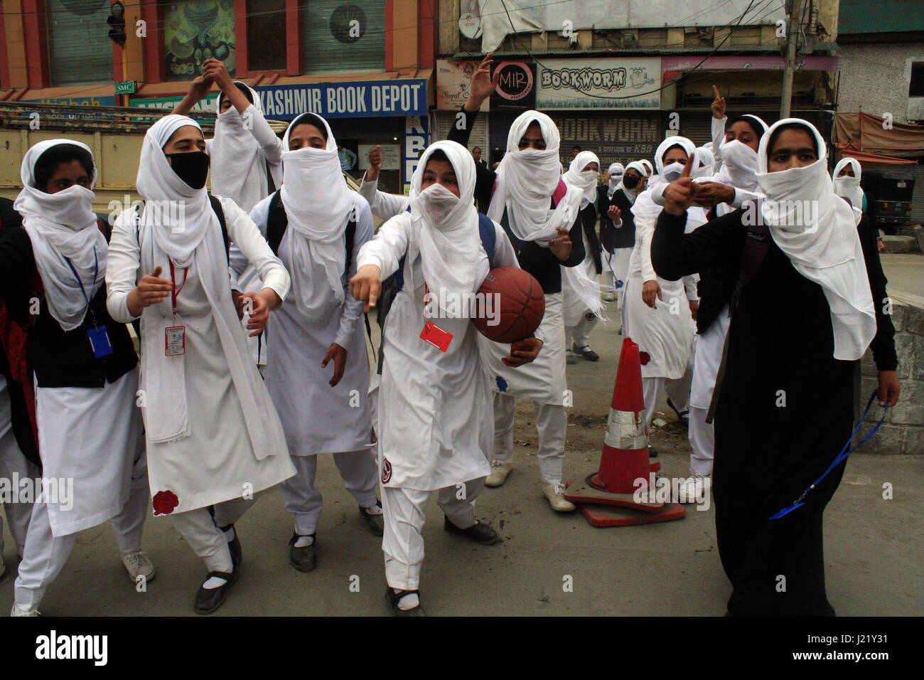 Srinagar, Cachemire sous administration indienne. 24 avril, 2017. les filles crier des slogans du cachemire . Les élèves en conflit avec les forces du gouvernement indien dans le centre de Srinagar's Lal Chowk Indien .La police a tiré sur une foule d'étudiants de jets de pierres des centaines de manifestants étudiants criaient les tensions entre étudiants et du Cachemire de l'application de la Loi des Indiens se sont intensifiées depuis le 15 avril, lorsque les forces gouvernementales ont attaqué un collège de Pulwama, au sud de Srinagar, à effrayer les militants anti-Inde . Credit : Sofi Suhail/Alamy Live News Banque D'Images