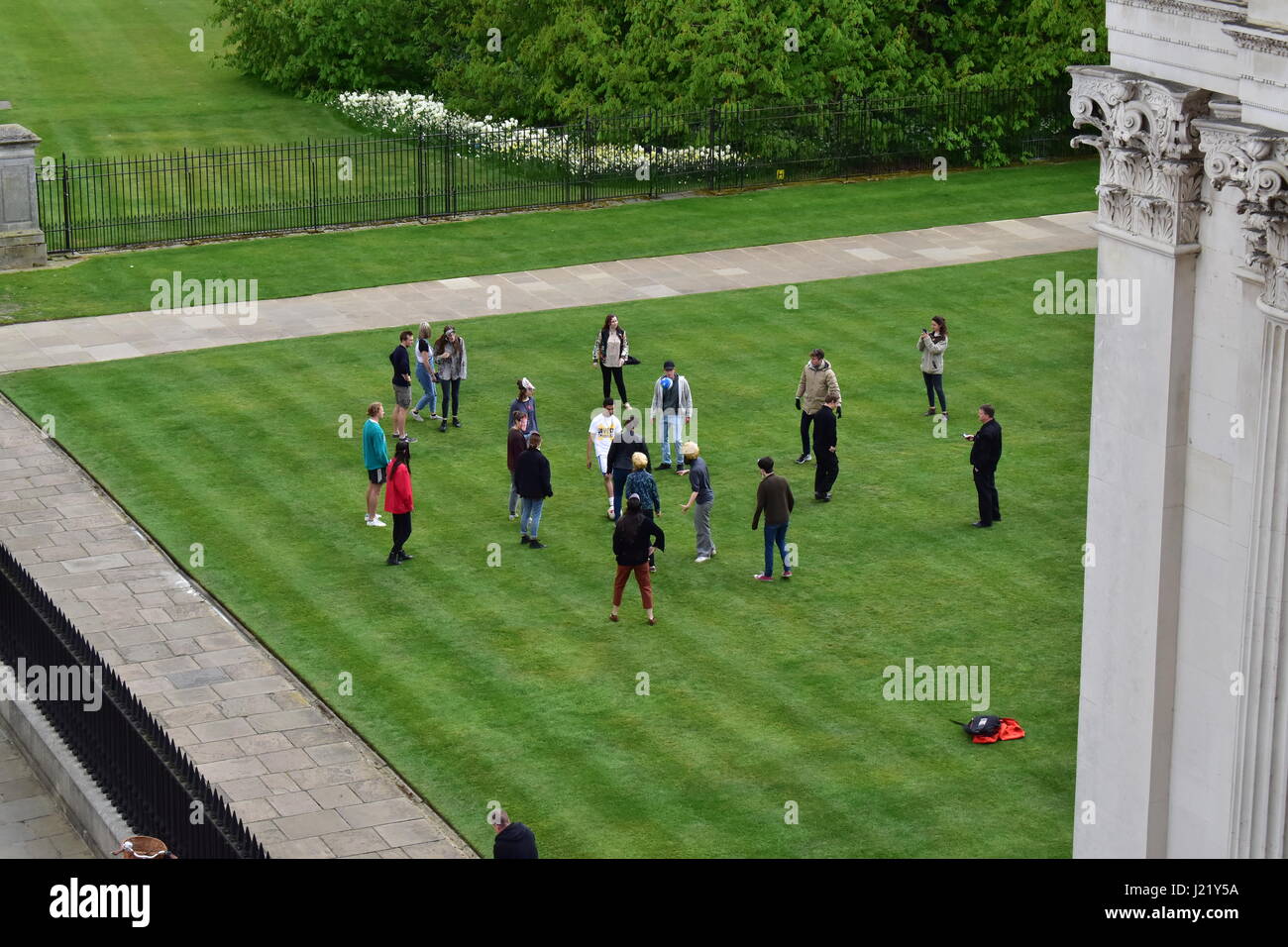 Cambridge, UK. 24 avril 2017. La société carbone zéro Cambridge protester contre la décision de l'université de ne pas céder à partir de combustibles fossiles par un match de foot sur la pelouse du Sénat Chambre, l'accueil de l'université conseil d'administration, alors que sur la sécurité. Crédit : Ben Grant/Alamy Live News Banque D'Images