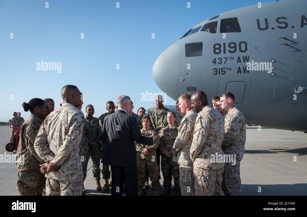 Le secrétaire américain à la Défense, James Mattis rencontre les troupes stationnées Camp Lemmonier 23 avril 2017 à Djibouti. Credit : Planetpix/Alamy Live News Banque D'Images
