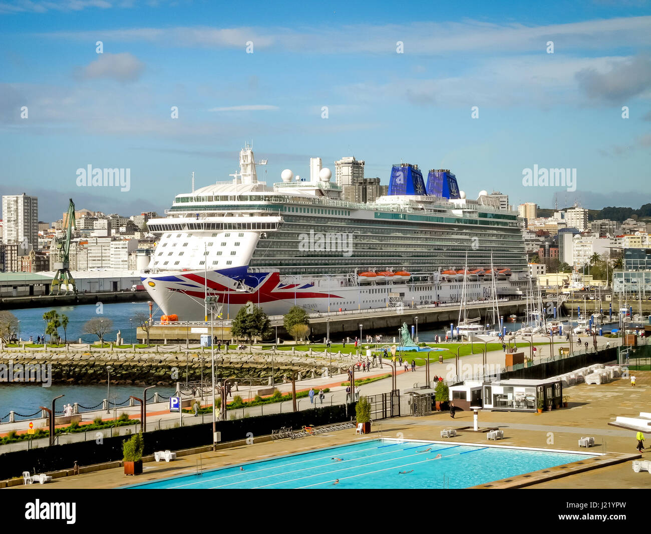 LA CORUNA, ESPAGNE - 27 mars, 2017 : la croisière de luxe 'BRITANNIA' de P&O Cruises Company entrant dans le port de La Coruna, Espagne Banque D'Images