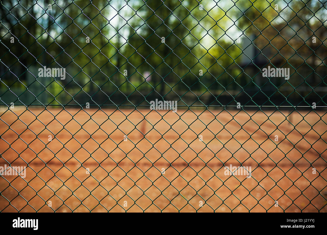 Vue rapprochée sur la clôture métallique de tennis. Banque D'Images