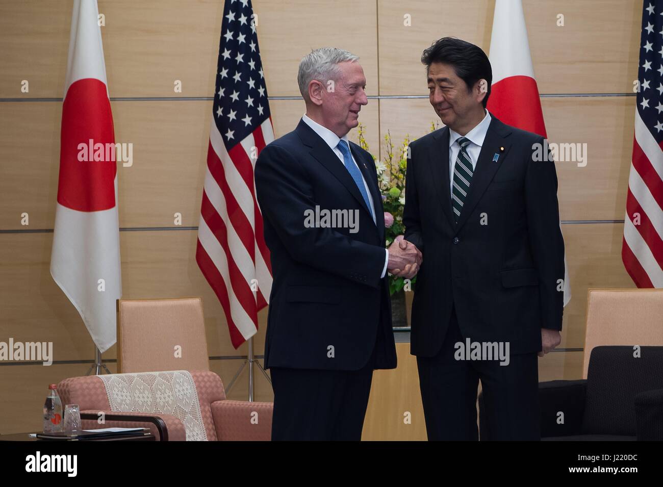 Le secrétaire américain à la Défense, James Mattis se réunit avec le Premier ministre japonais Shinzo Abe au cabinet du premier ministre le 3 février 2017 à Tokyo, Japon. (Photo par Amber I. Smith /DoD par Planetpix) Banque D'Images