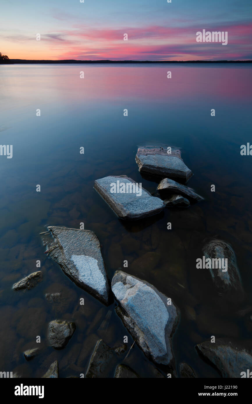 Ciel du soir avril colorés à Virebukt dans le lac Vansjø en Østfold, Norvège. Vansjø est une partie de l'eau appelé système Morsavassdraget. Banque D'Images