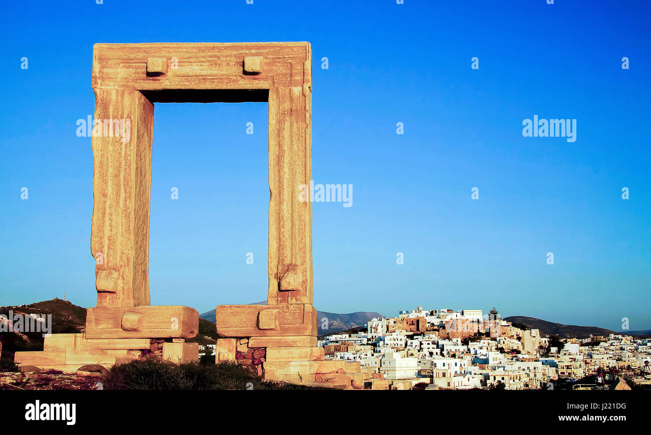La ville de Naxos et de Portara gate Banque D'Images