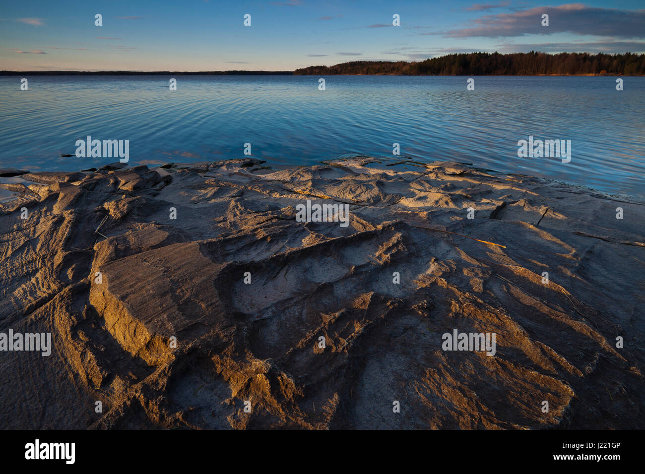 Rock formations à Minatangen dans le lac Vansjø en Østfold, Norvège. Vansjø est une partie de l'eau appelé système Morsavassdraget. Banque D'Images