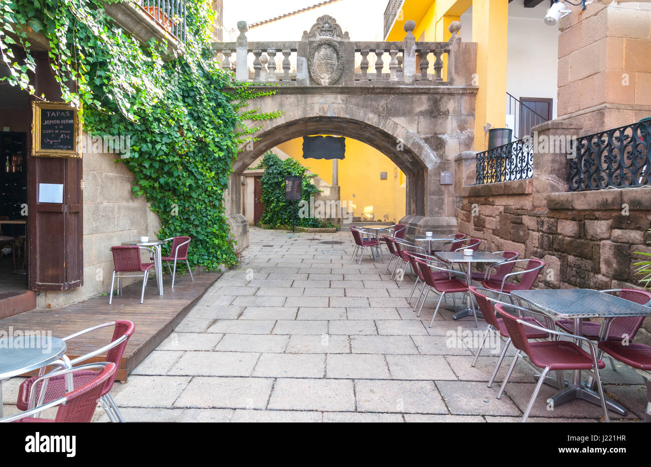 Rues étroites et charmantes ruelles avec dîner en plein air, un café en plein air vous attend les clients. ville dans une ville, Barceloneta dans la ville de Barcelone. Banque D'Images