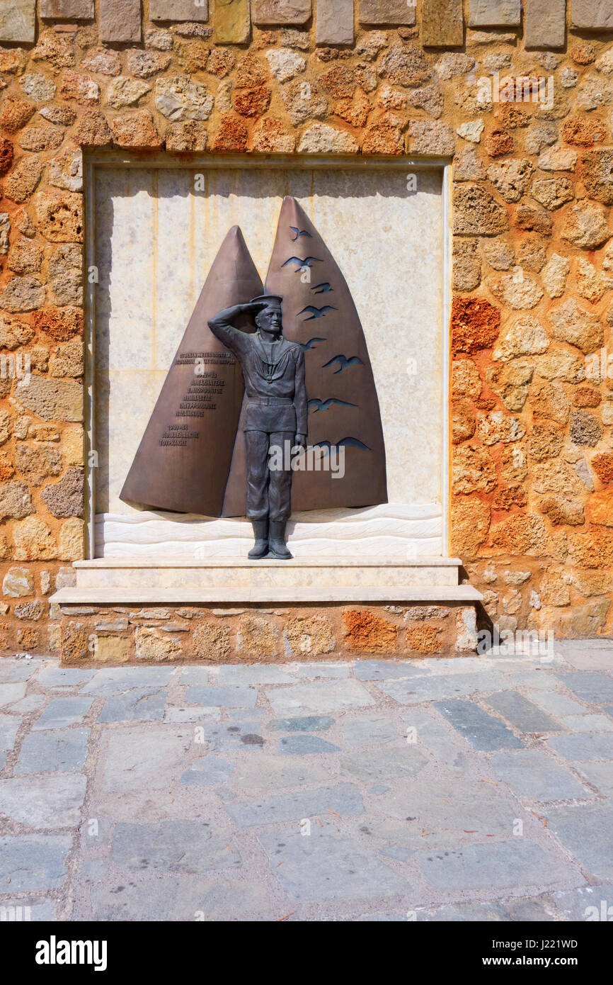 Navy Memorial à l'extérieur de la petite église d'Agios Nikolaos, le Port de Katakolon (Katakolo), Péloponnèse, Grèce, Europe Banque D'Images