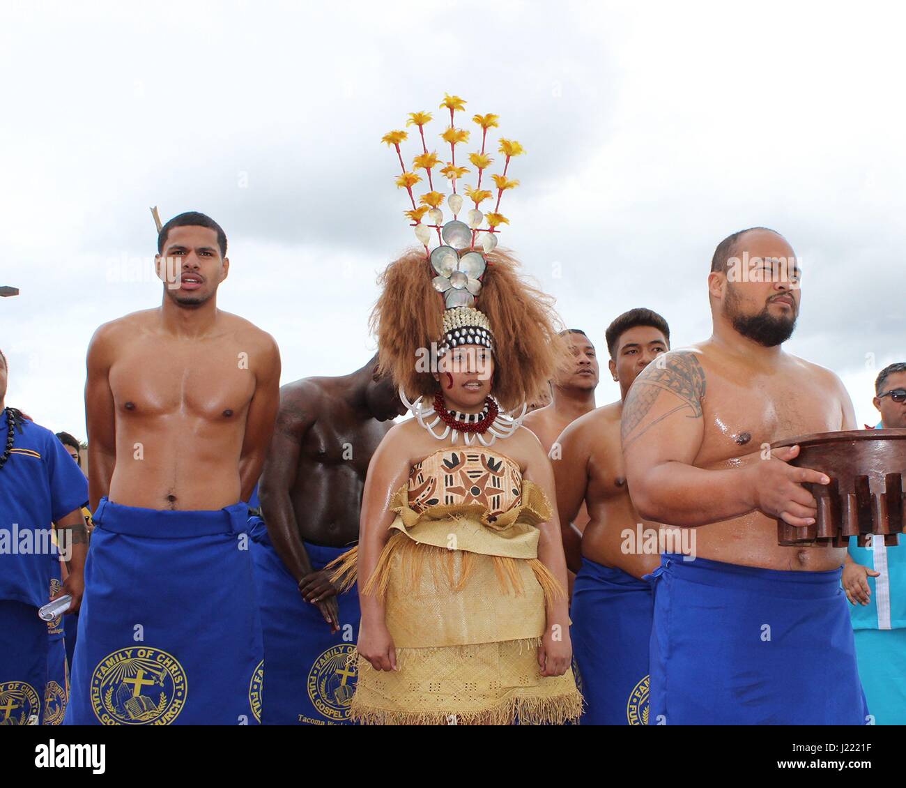 Le Samoan, hommes et femmes vêtus de lava-lava traditionnel de prendre part à une cérémonie d'Ava lors de la 6ème Journée culturelle à Samoa annuel Clover Park High School, 10 juillet 2016 à Tacoma, Washington. La cérémonie d'Ava est l'un des plus importants des coutumes de l'Îles Samoa au cours de laquelle une cérémonie de boisson est partagé. Banque D'Images