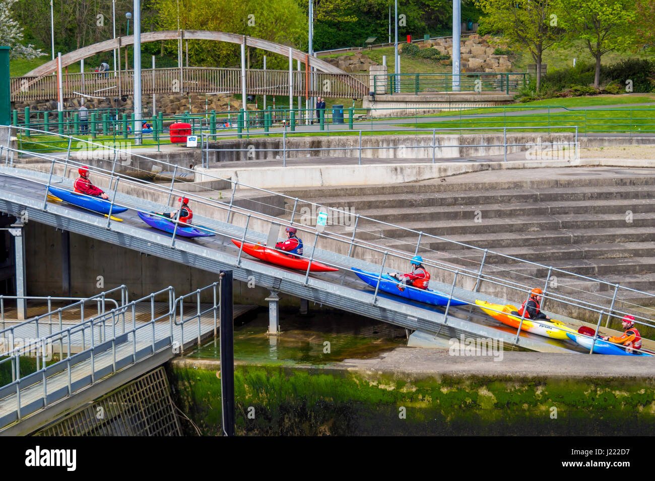 Barrage Tees White Water Centre International de la courroie du convoyeur hd système pour soulever des kayaks jusqu'à la date de début de la formation Banque D'Images