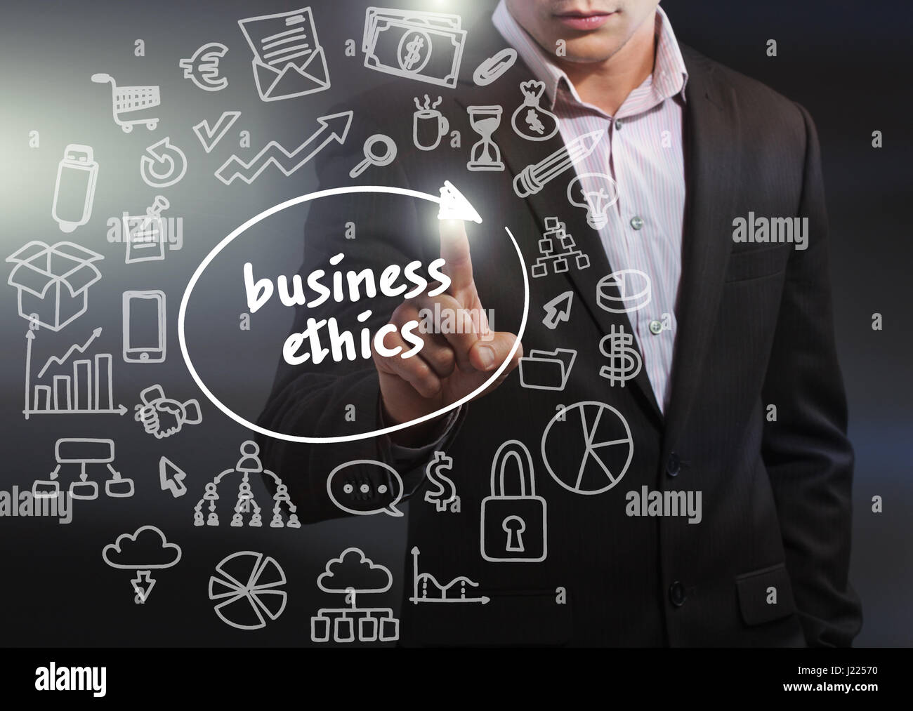 Le commerce, la technologie, Internet et réseau concept. L'homme d'affaires travaillant sur la tablette de l'avenir, sélectionner sur l'écran virtuel : l'éthique des affaires Banque D'Images