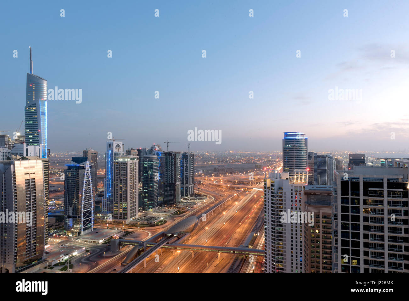 Vue panoramique du toit de la Jumairah Lakes Towers (JLT) par nuit Banque D'Images