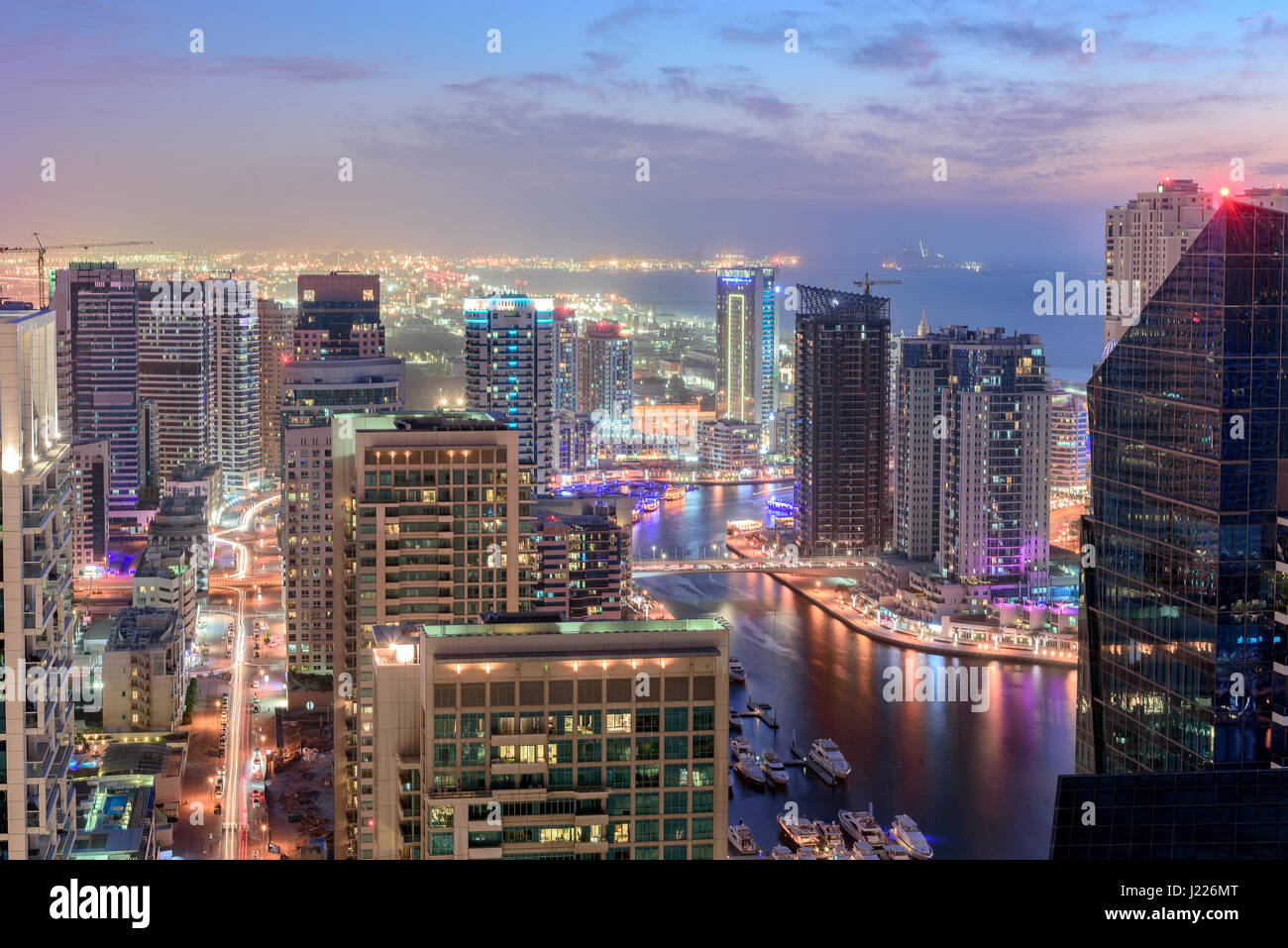 Vue panoramique du toit de la Jumairah Lakes Towers (JLT) par nuit Banque D'Images