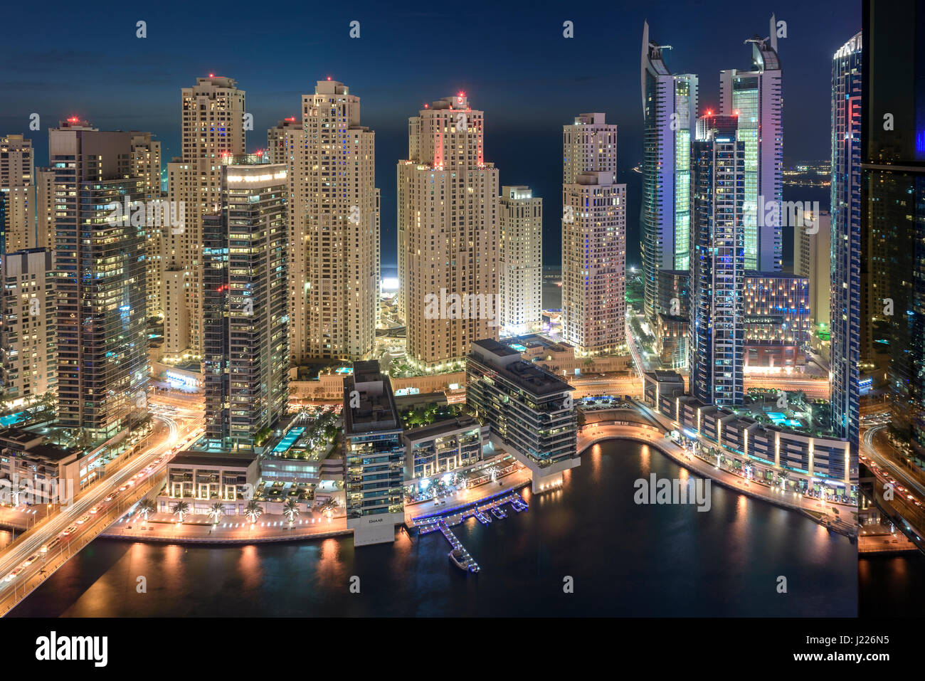 Vue panoramique du toit de la Jumairah Lakes Towers (JLT) par nuit Banque D'Images