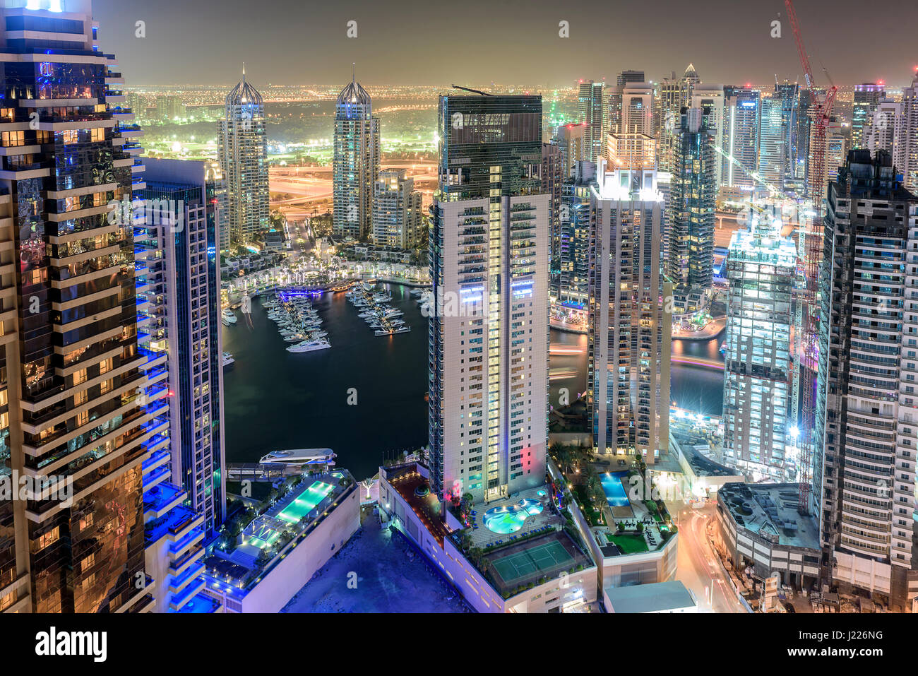 Vue panoramique du toit de la Jumairah Lakes Towers (JLT) par nuit Banque D'Images