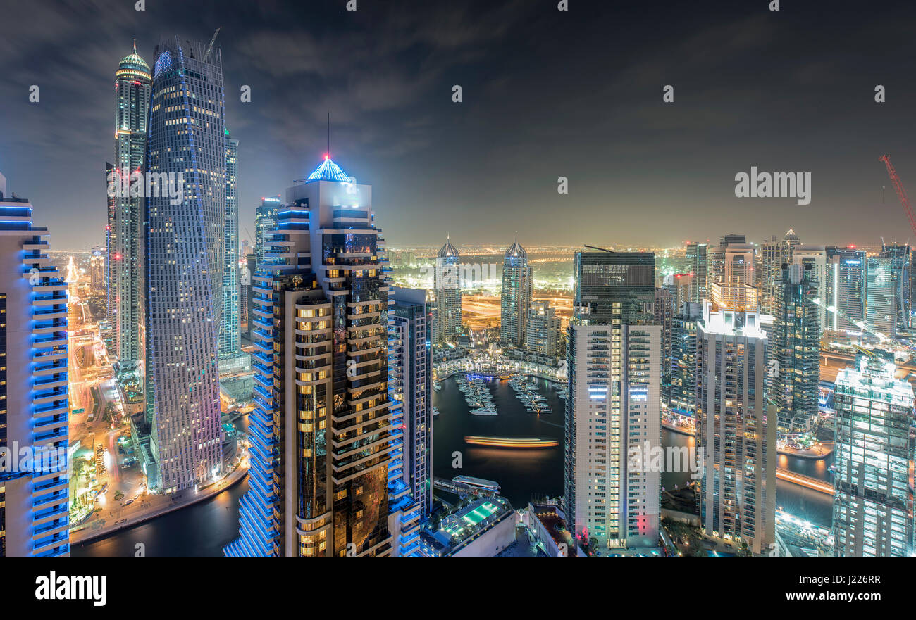 Vue panoramique du toit de la Jumairah Lakes Towers (JLT) par nuit Banque D'Images