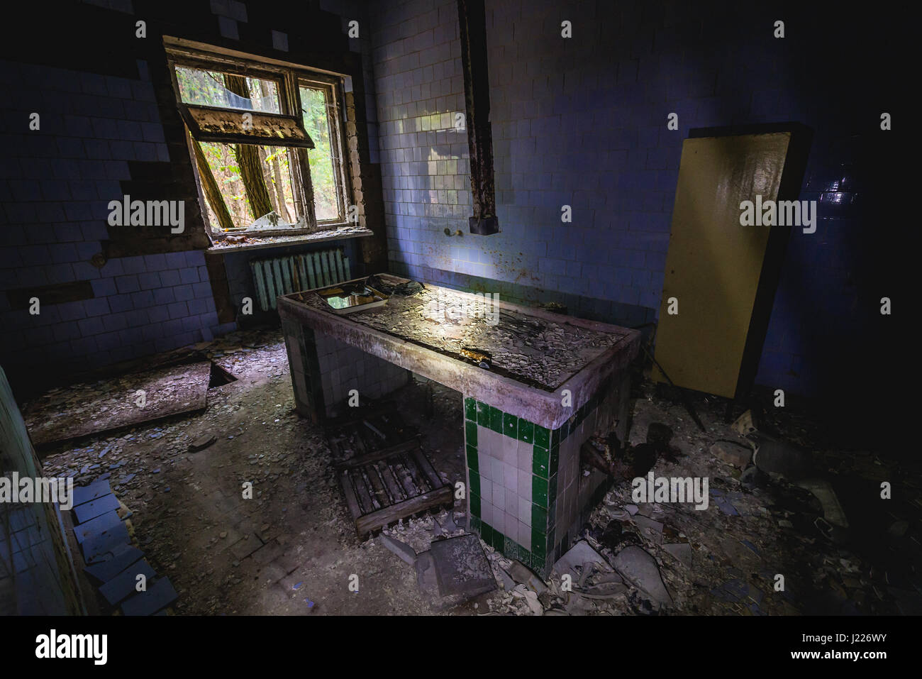Salle d'autopsie dans la morgue de l'hôpital dans la ville fantôme de Pripyat Tchernobyl Zone d'aliénation autour de réacteur nucléaire, catastrophe, Ukraine Banque D'Images