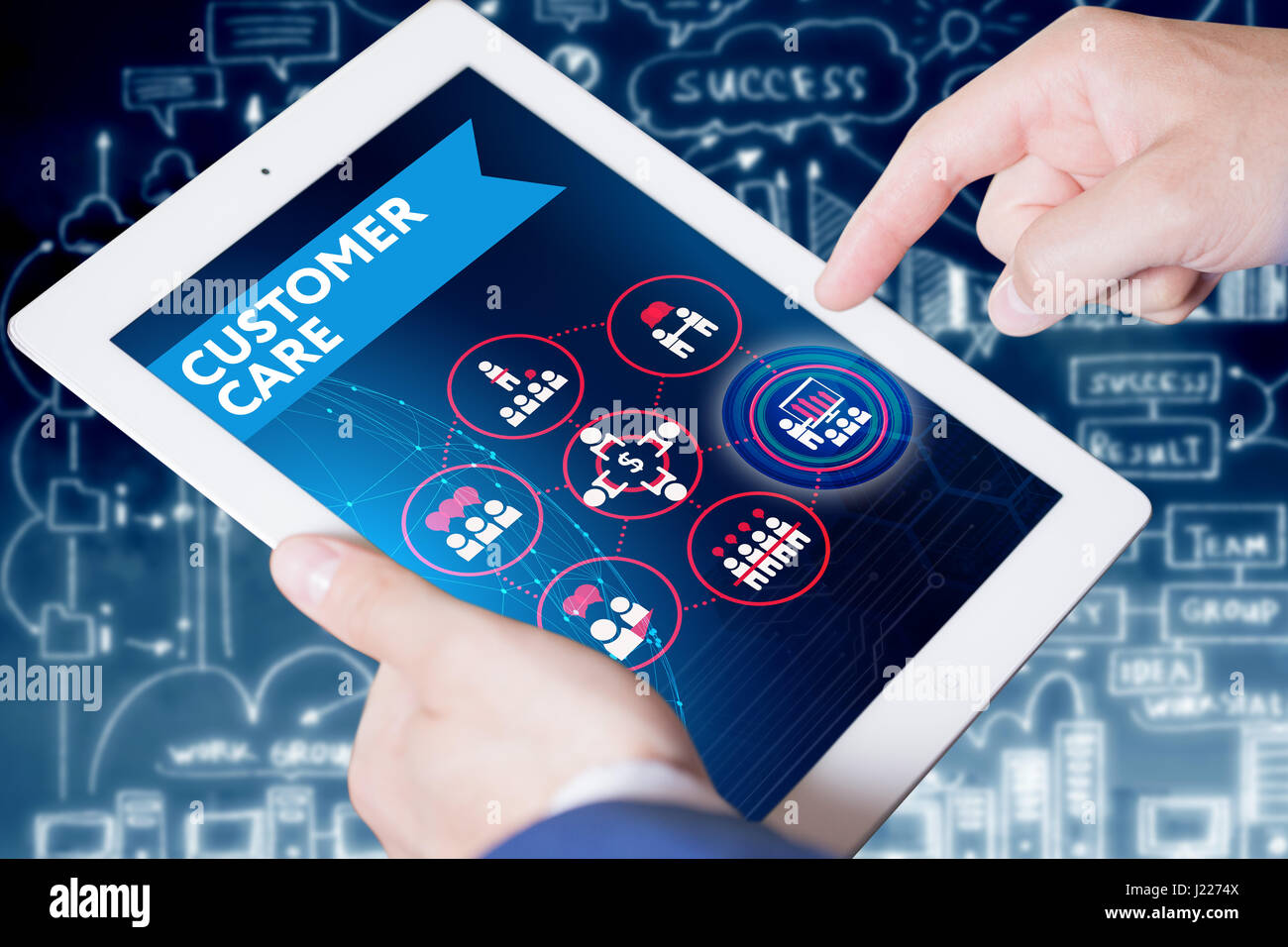 Le commerce, la technologie, internet et réseau concept. Jeune homme d'affaires travaillant sur son ordinateur portable au bureau, sélectionnez l'icône customer care sur le vir Banque D'Images